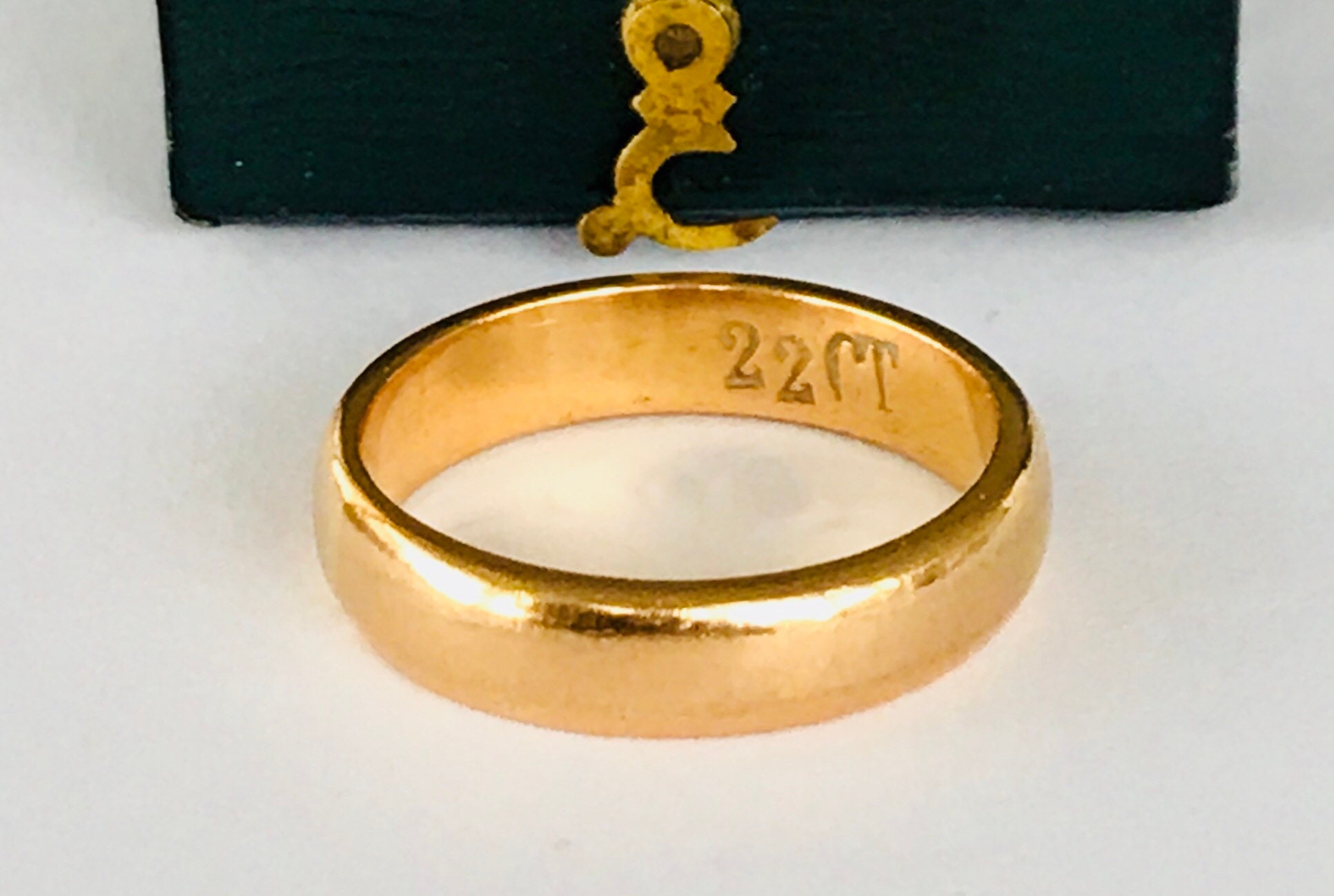 Stunning antique 22ct gold wedding ring - 8gms