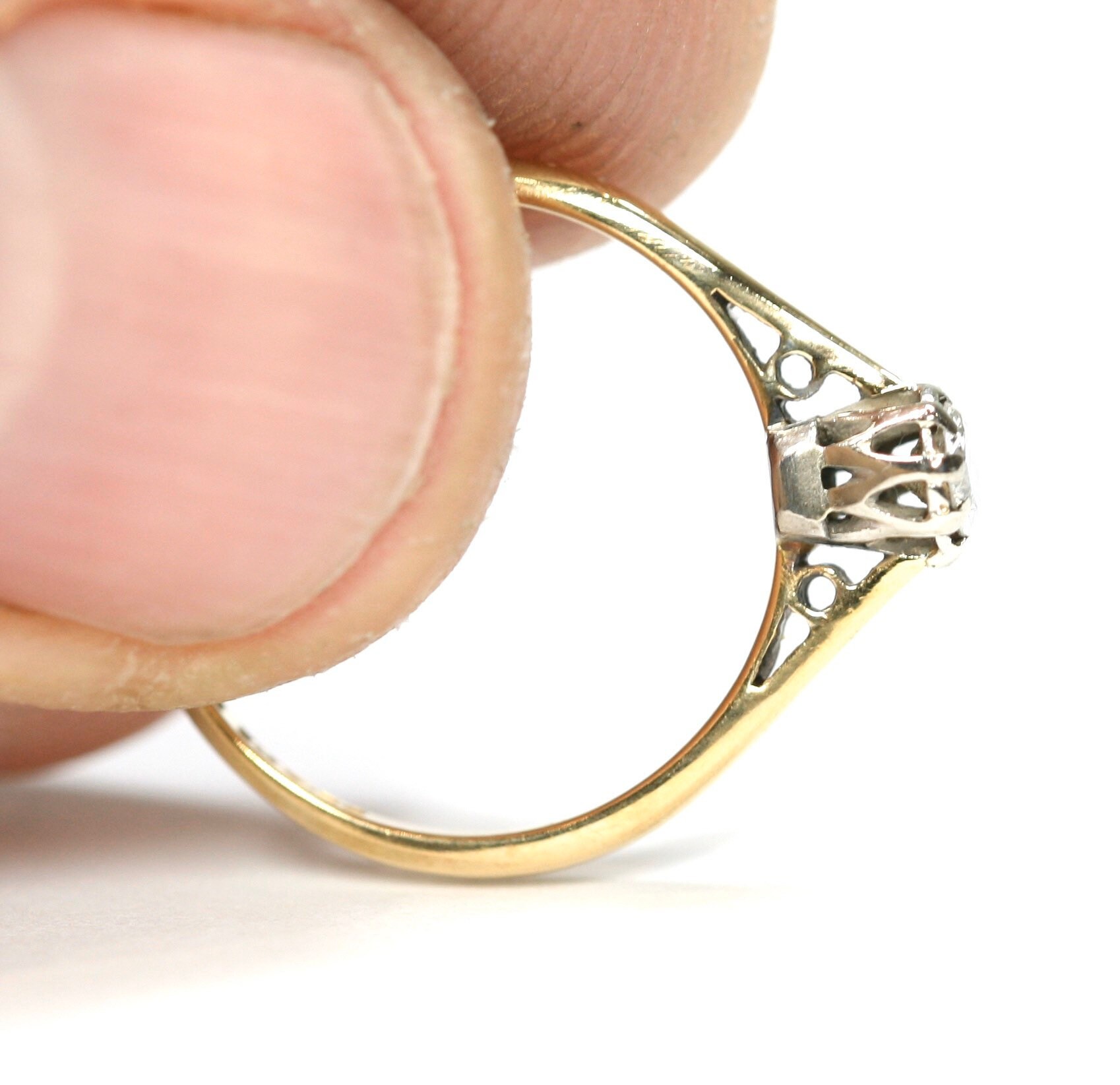 Beautiful antique 18ct gold & Platinum Diamond solitaire engagement