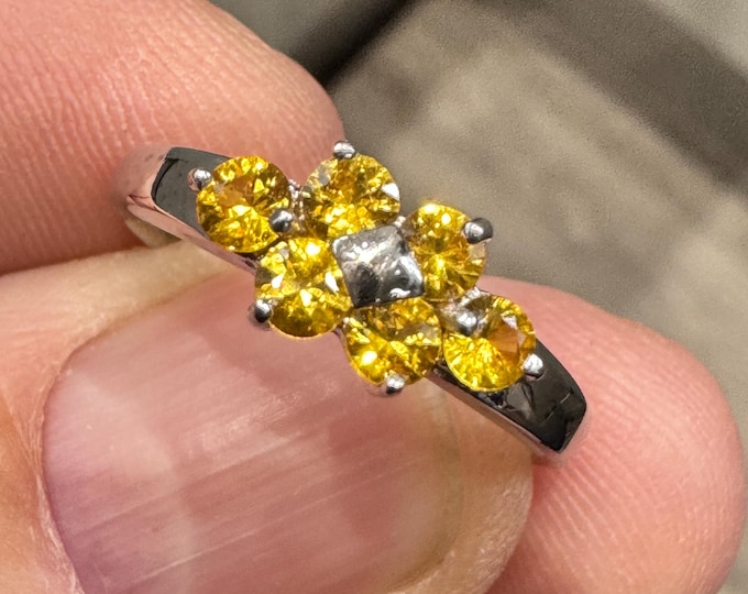 9ct white gold Yellow Sapphire ring - fully hallmarked - size Q or US 8