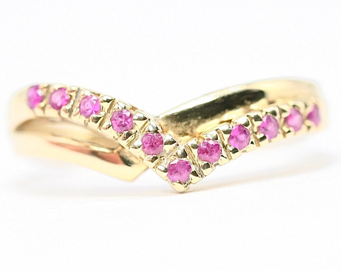 Superb vintage 18ct yellow gold Ruby chevron / wishbone ring - fully hallmarked - size N or US 6.5