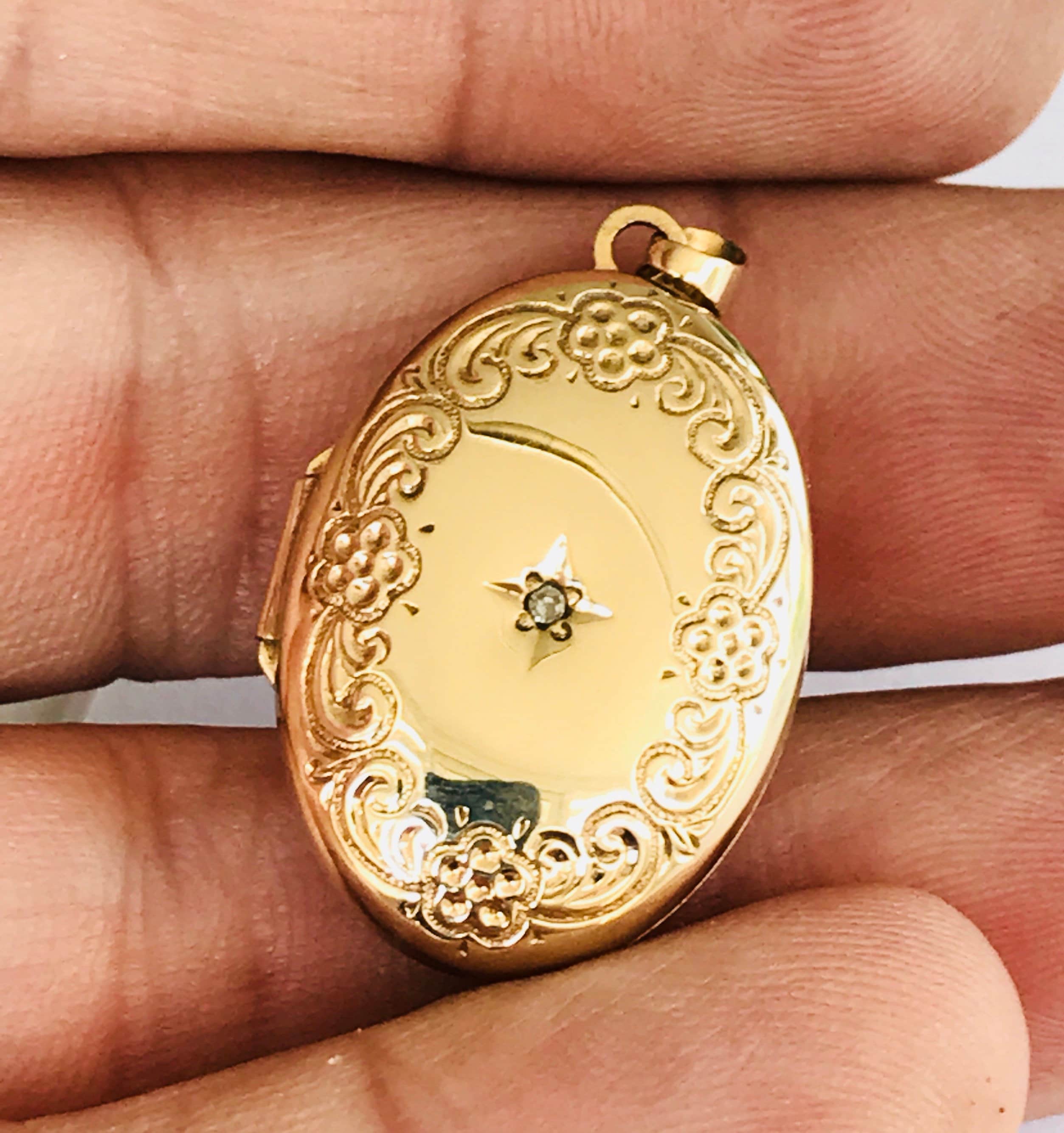 Vintage 9ct yellow gold double locket with Diamond fully hallmarked Vintage 9ct yellow gold double locket with Diamond fully hallmarked