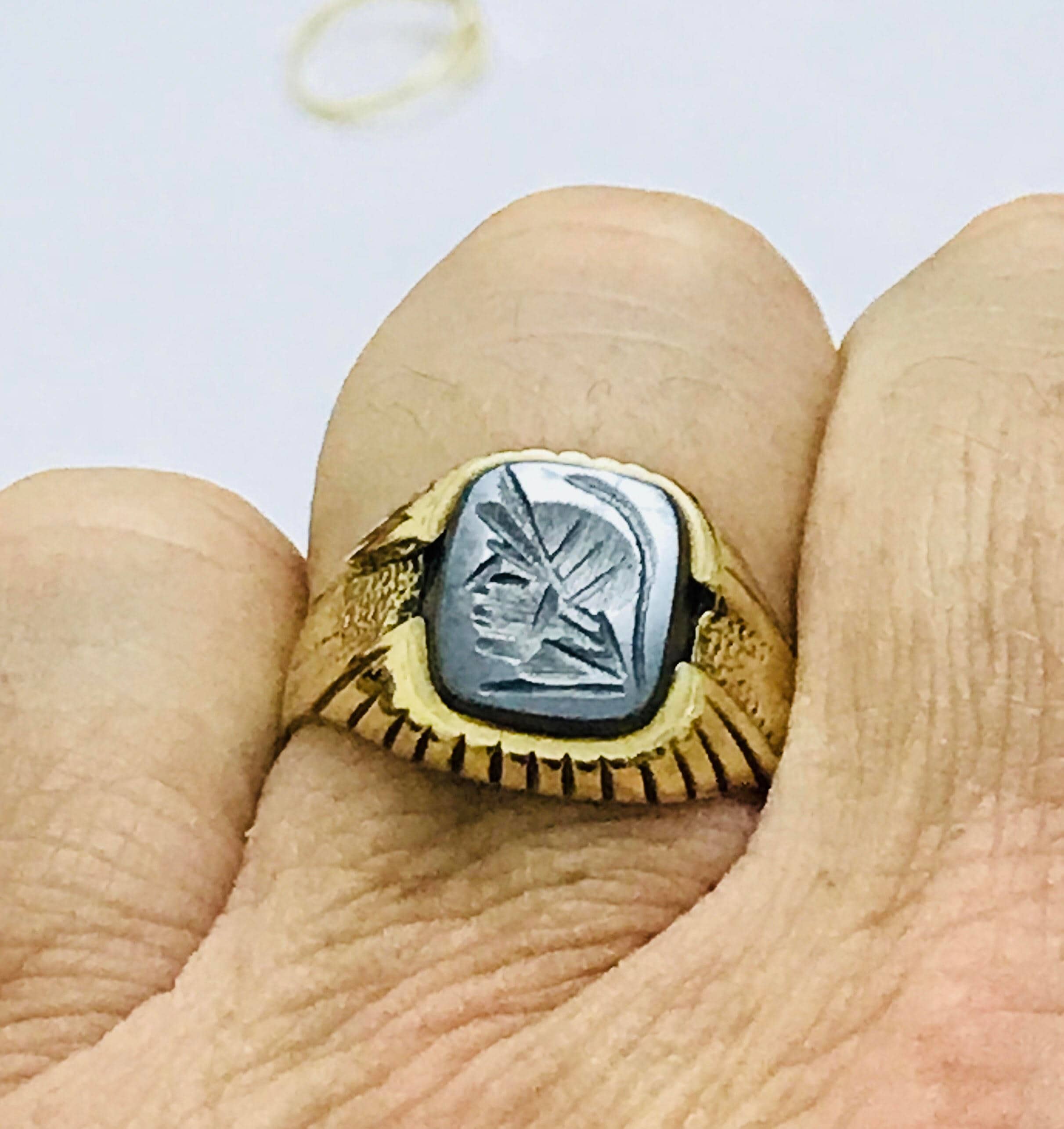 Superb vintage 9ct yellow gold Men's hematite Roman Centurion