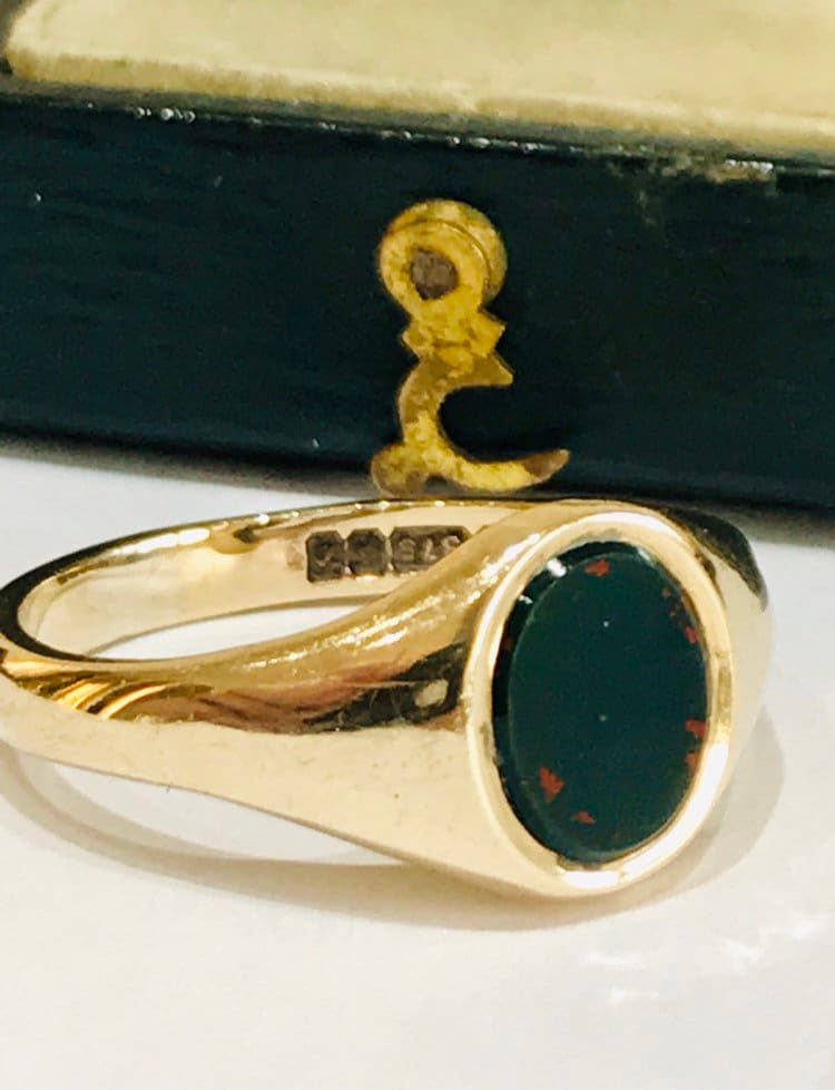 Stunning vintage Men's 9ct yellow gold Bloodstone / pinky ring