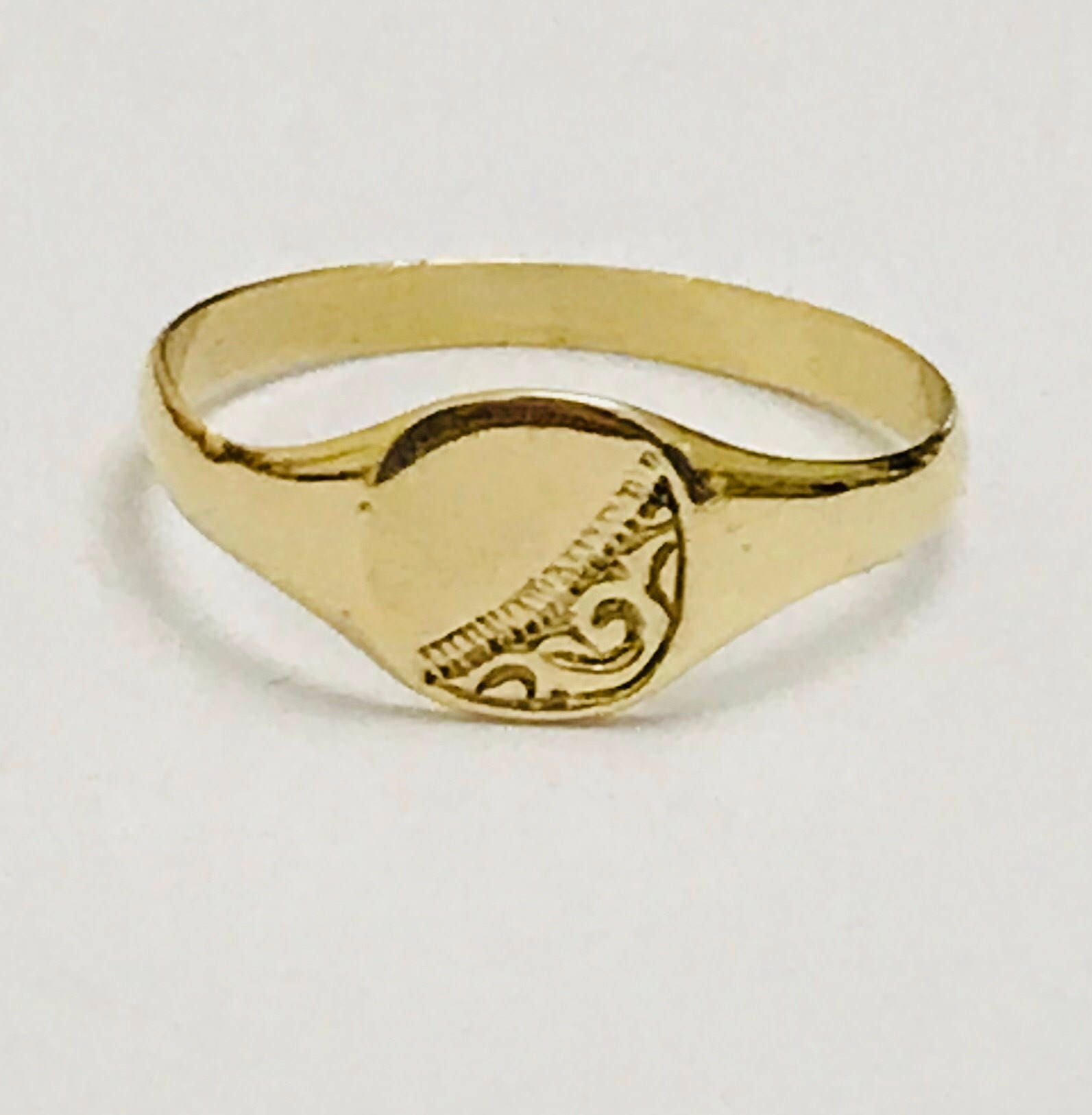 Vintage 9ct yellow gold ladies signet or pinky ring