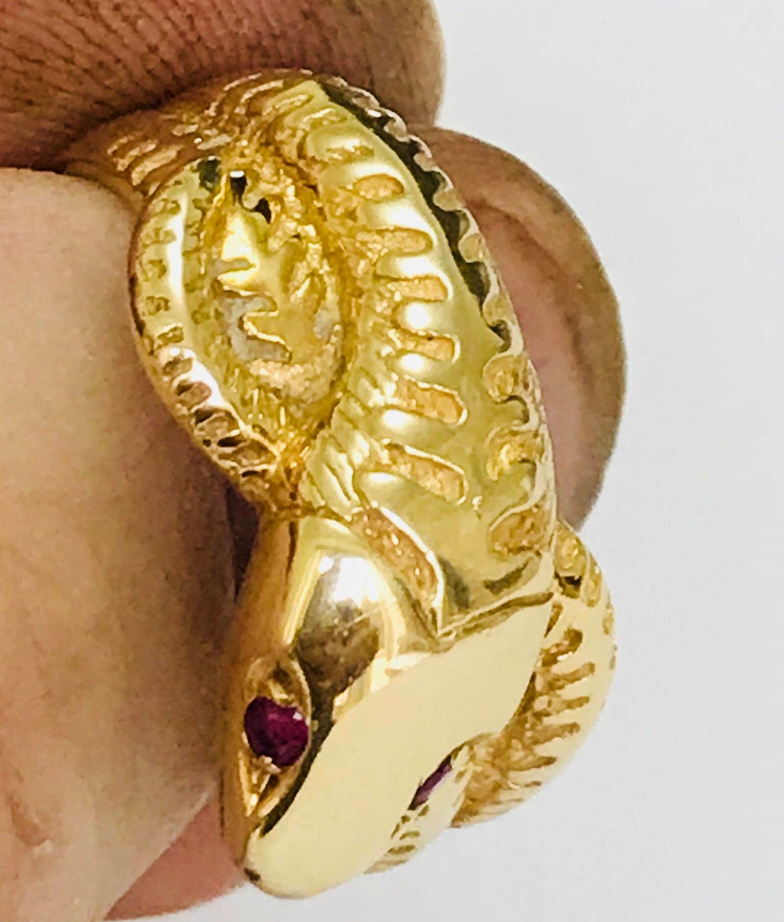 Absolutely stunning vintage 9ct yellow gold Snake ring with Ruby