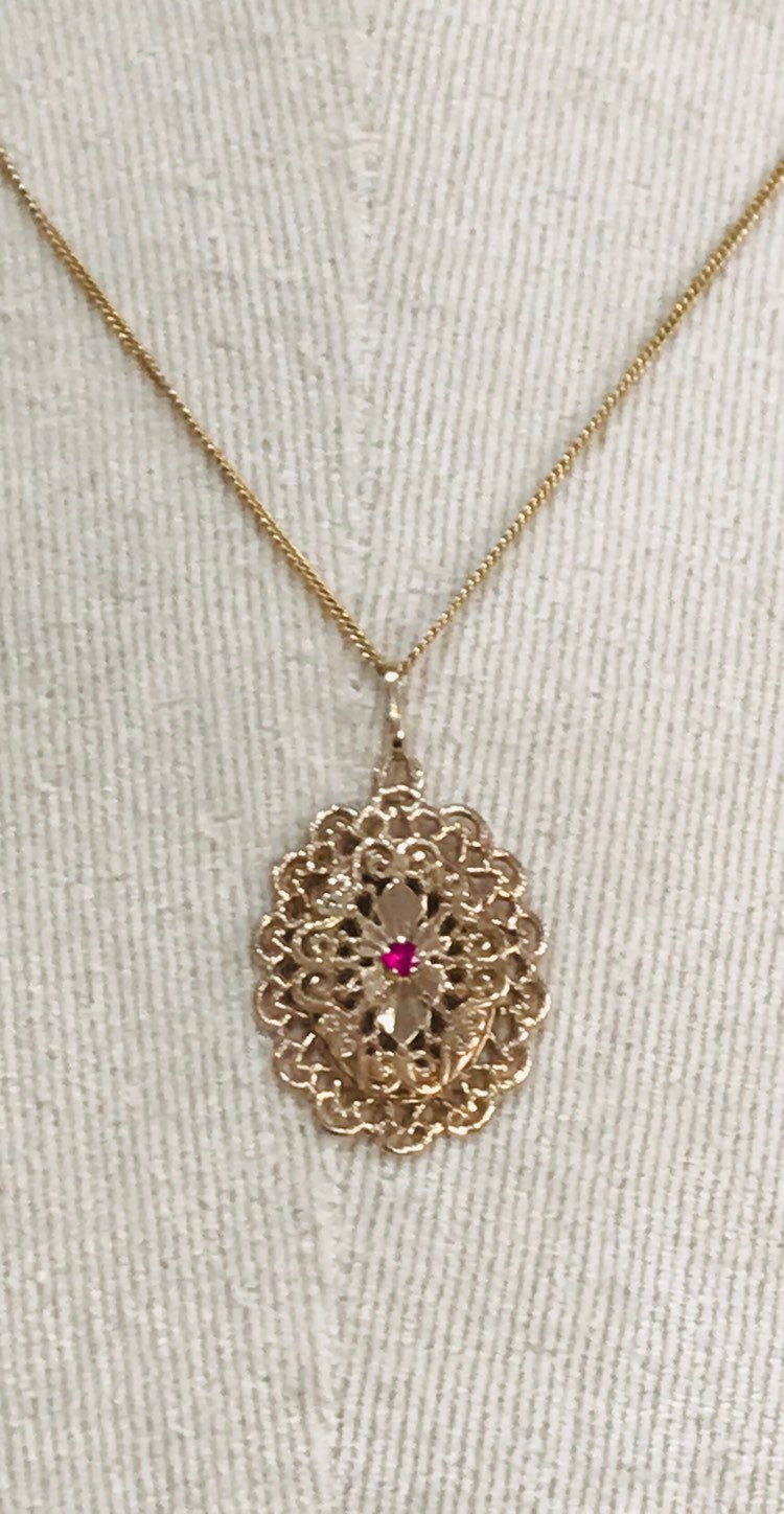 Stunning vintage 9ct yellow gold Ruby pendant fully hallmarked