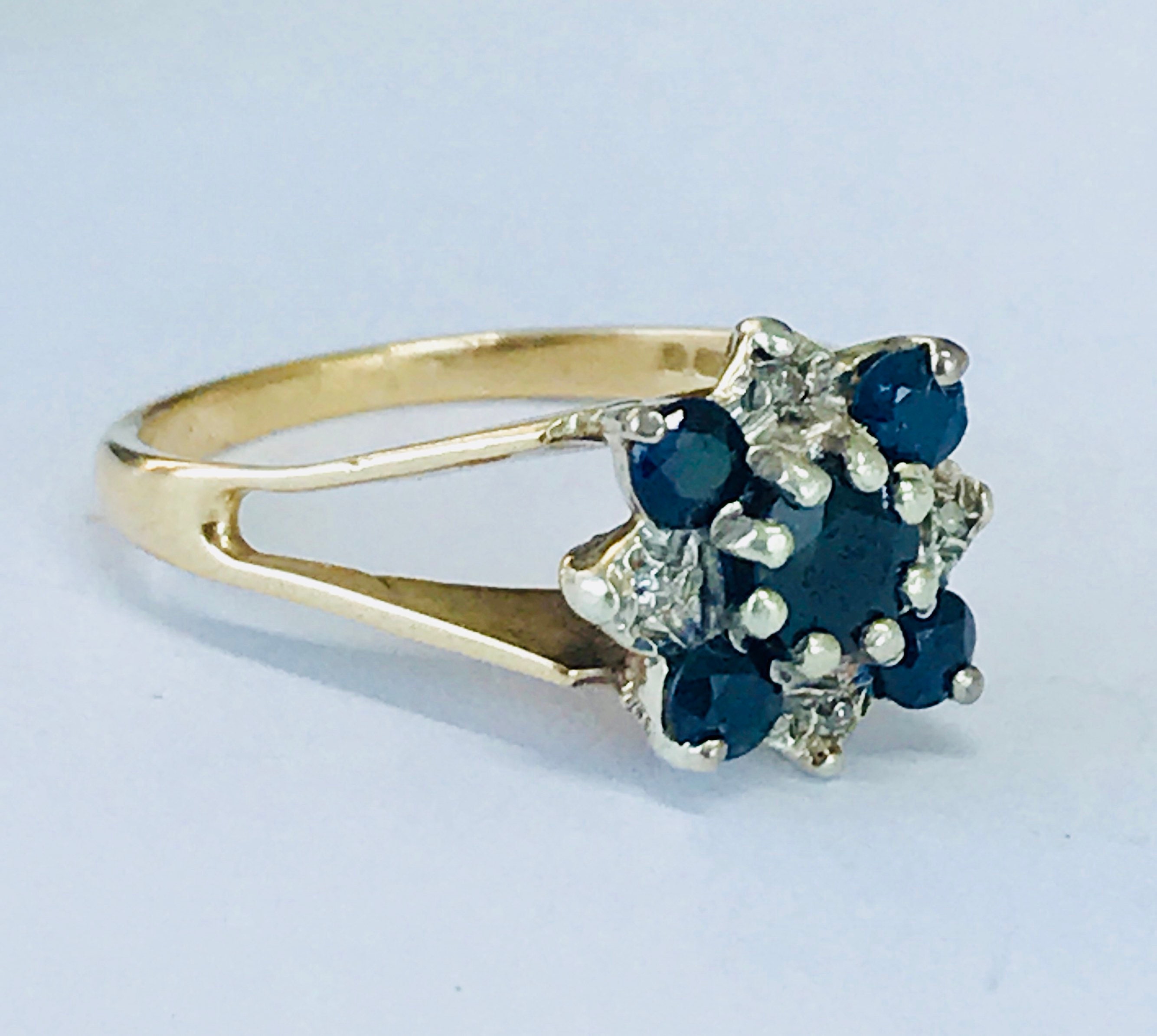 Sparkling vintage 9ct gold Sapphire and Diamond cluster ring