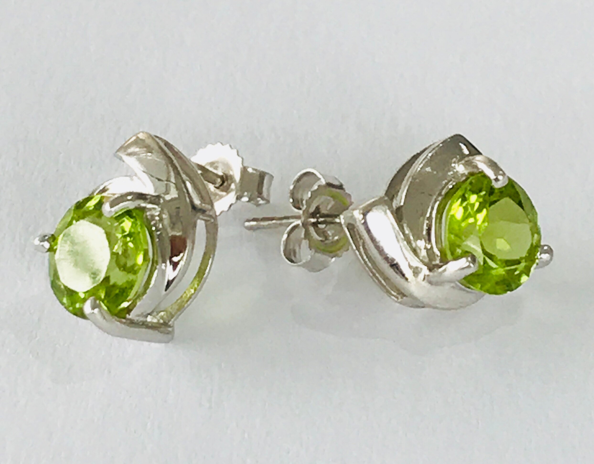 Stunning vintage 9ct white gold Peridot stud earrings fully