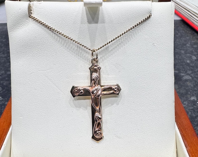 Gold of Royalty - 9ct Clogau gold cross pendant with chain and original box - fully hallmarked