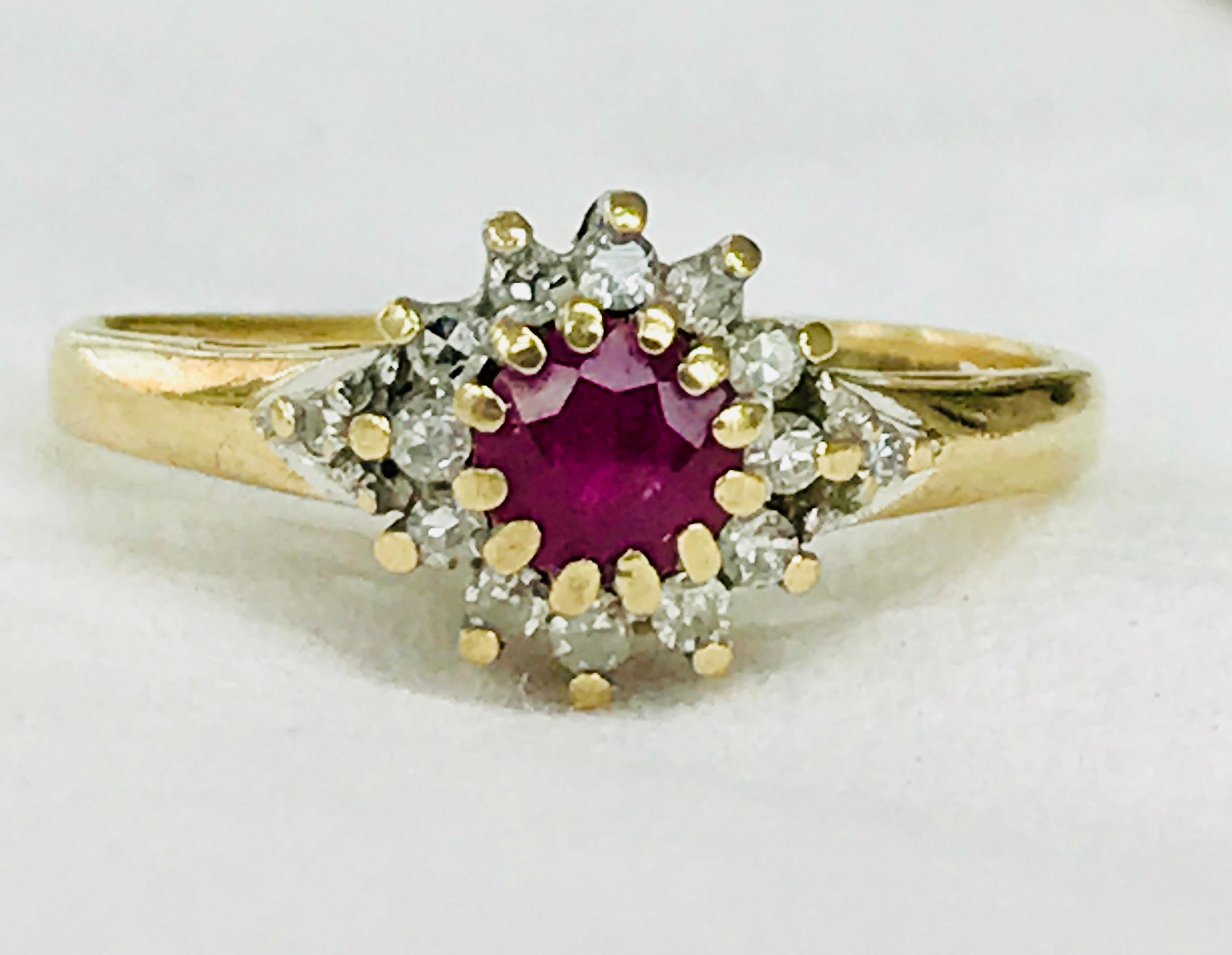 Stunning vintage 9ct gold Ruby & Diamond cluster ring - fully hallmarked