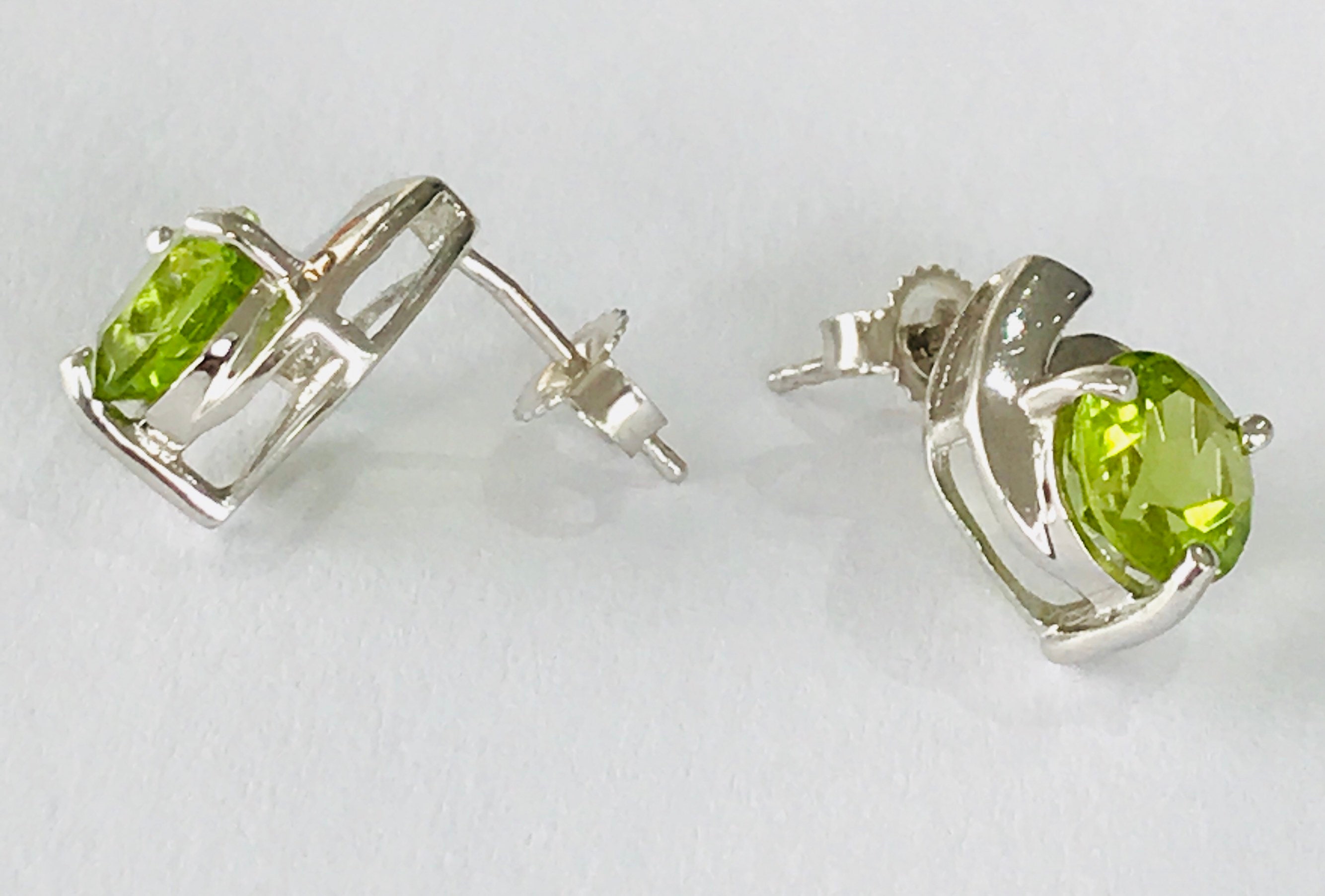 Stunning vintage 9ct white gold Peridot stud earrings - fully ...