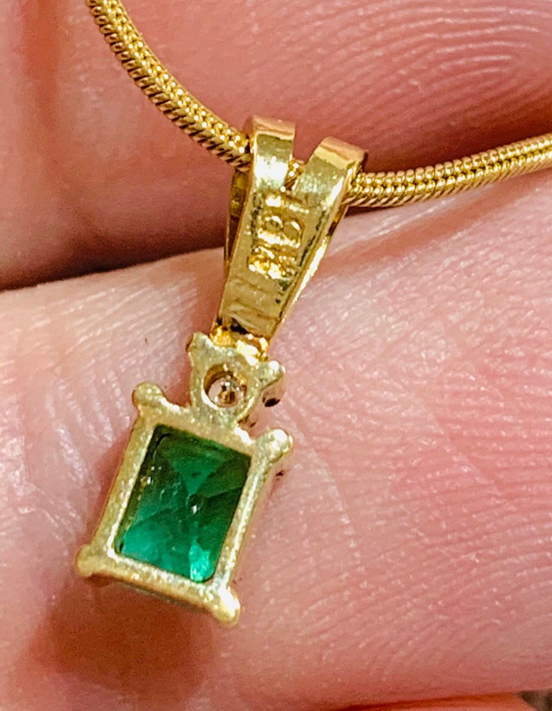 Stunning vintage 18ct gold Emerald & Diamond pendant on a 20 inch 14ct