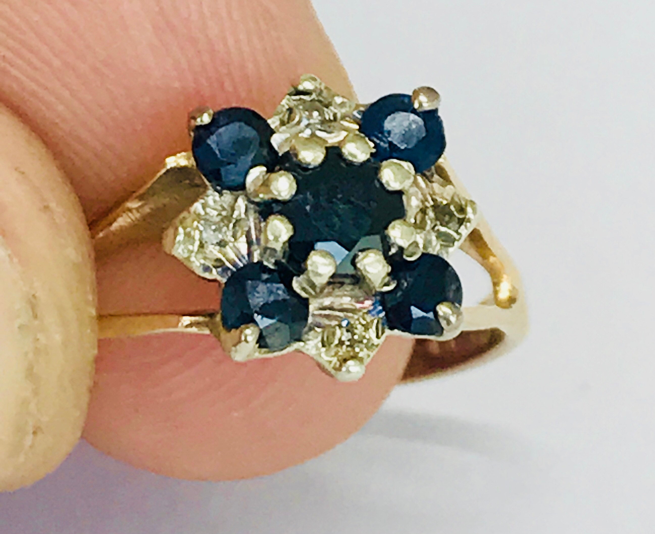 Sparkling vintage 9ct gold Sapphire and Diamond cluster ring