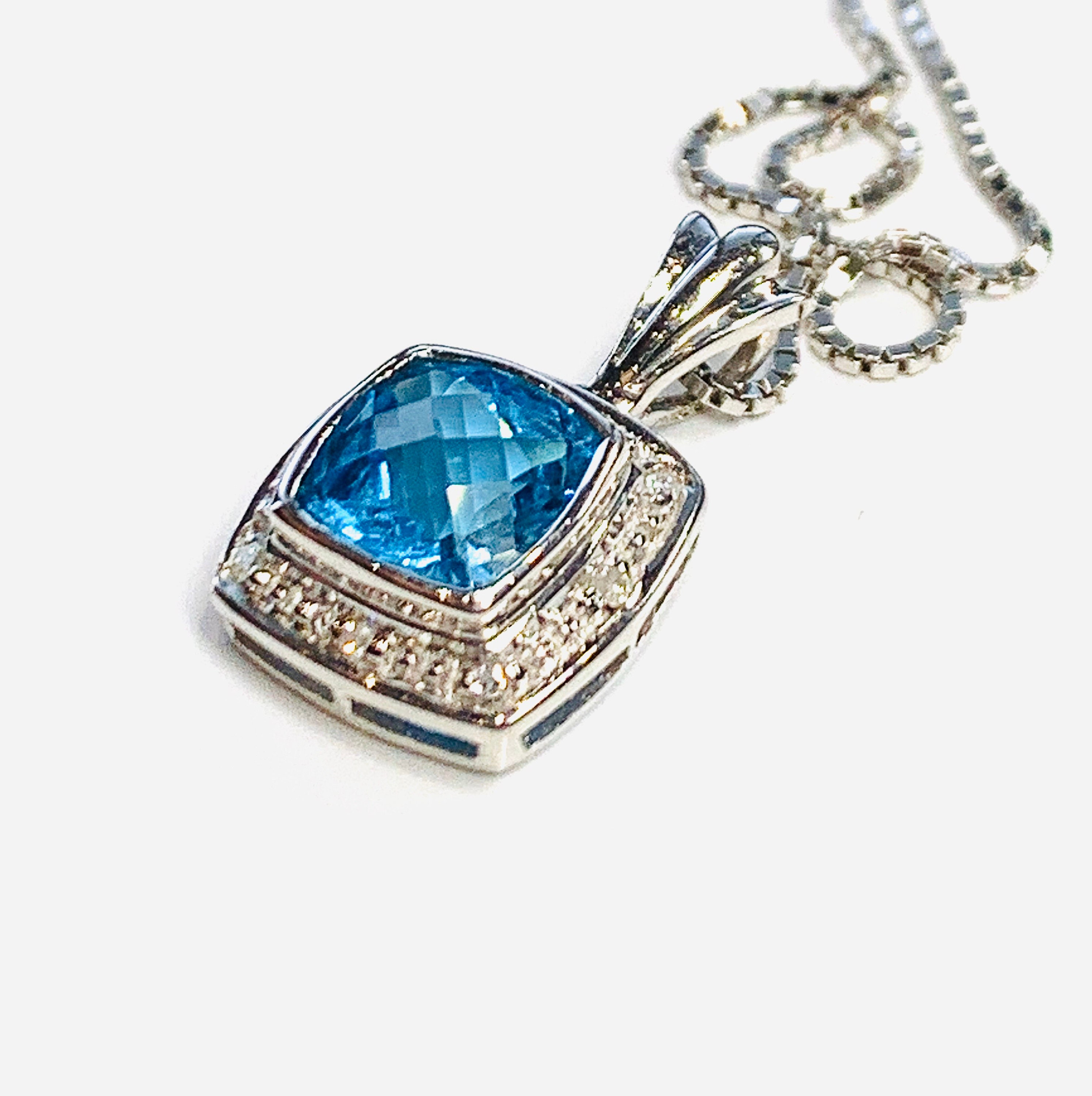 Beautifully sparkling 9ct white gold Blue Topaz and Diamond 18 inch