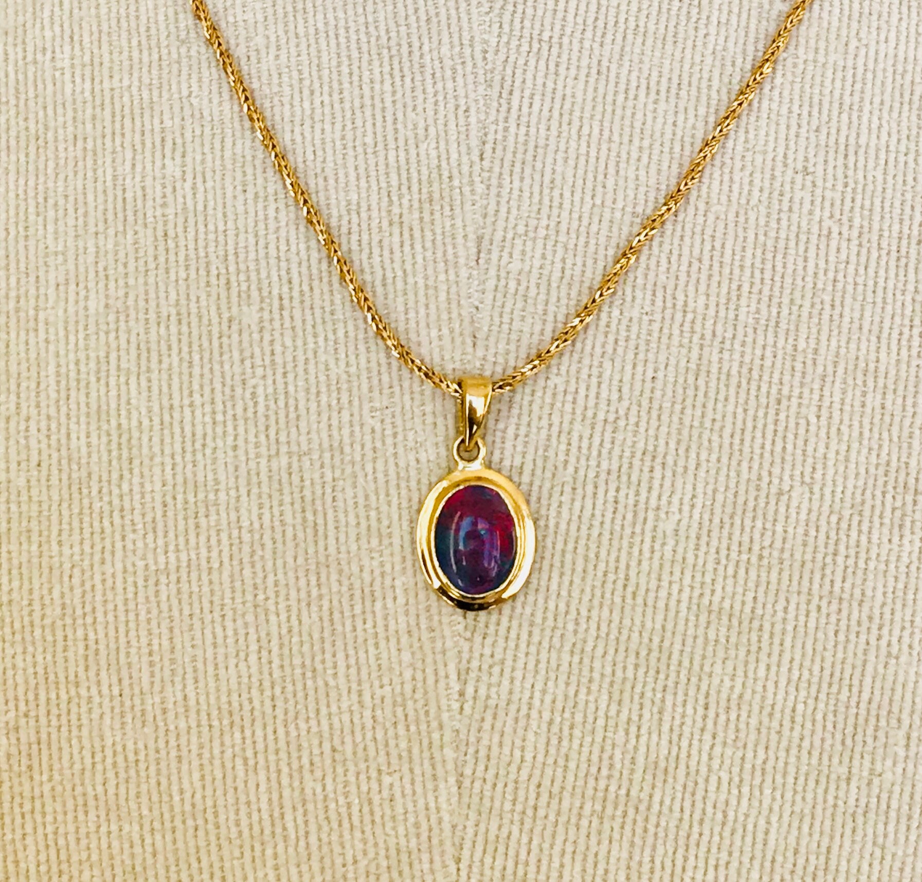 Beautiful Vintage 18ct Gold Opal Pendant And Chain