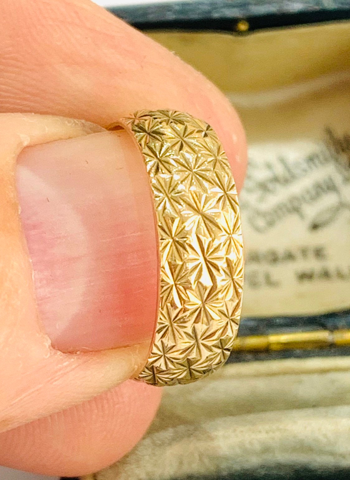 Vintage 9ct gold patterned wedding ring - hallmarked London 1991 - size