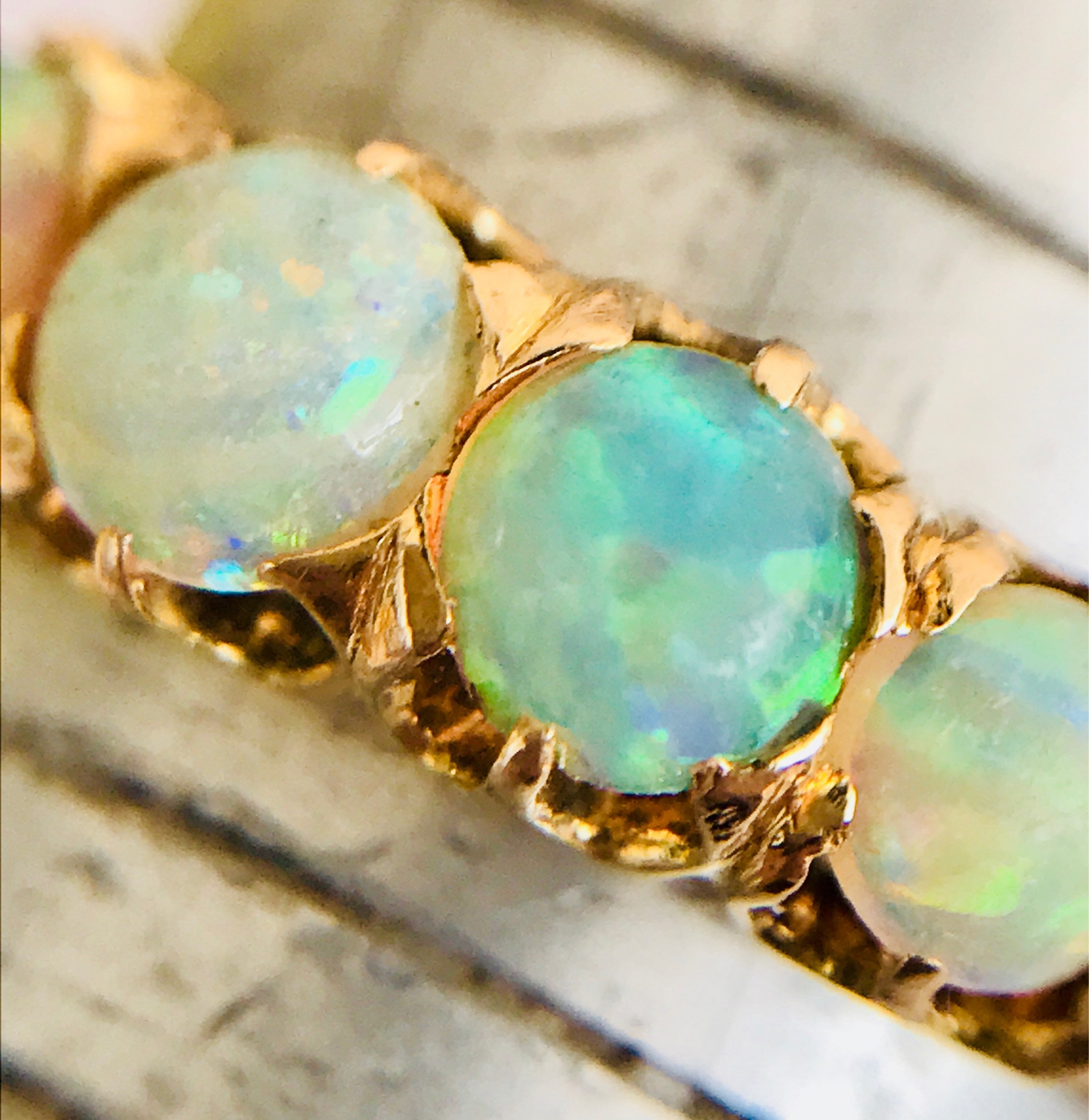 Fabulous antique 18ct gold Opal ring in excellent condition