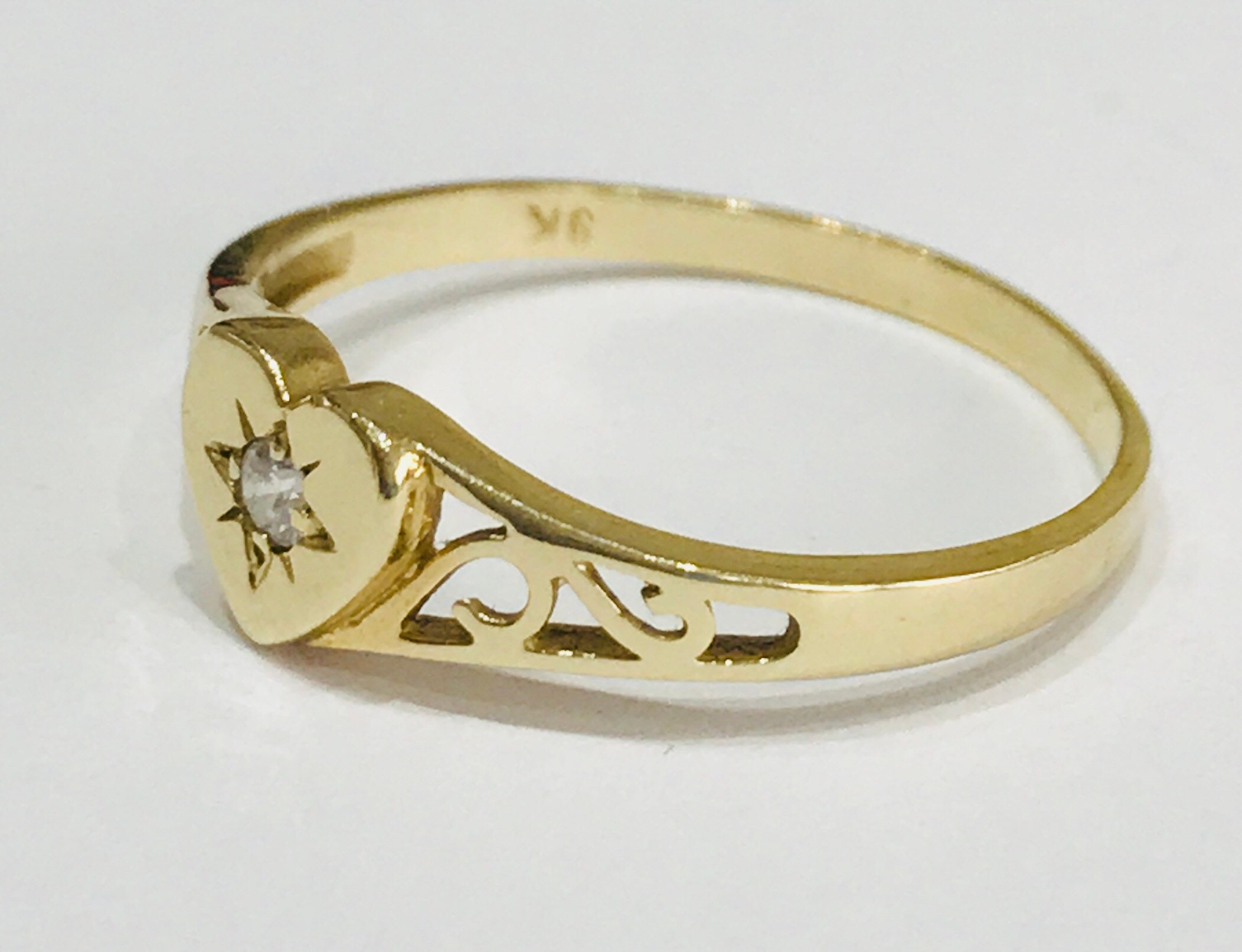 Vintage heart shaped 9ct yellow gold ring with cubic zirconia - fully