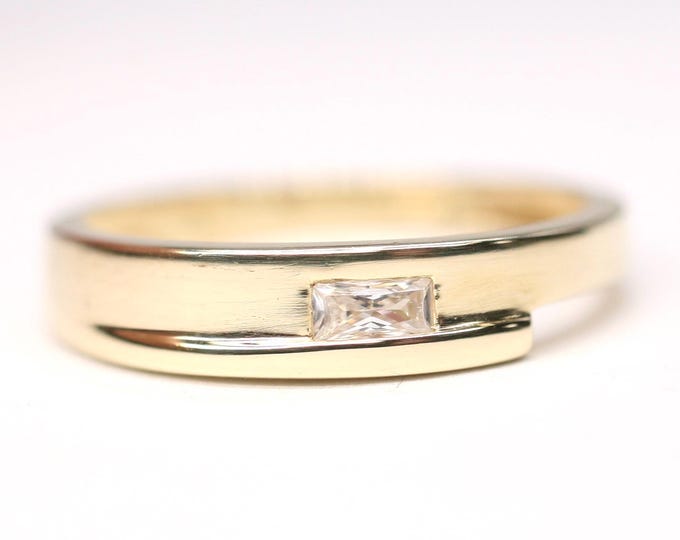 14ct gold ring with Cubic Zirconia - stamped 585 - size O 1/2 or US 7 1/4