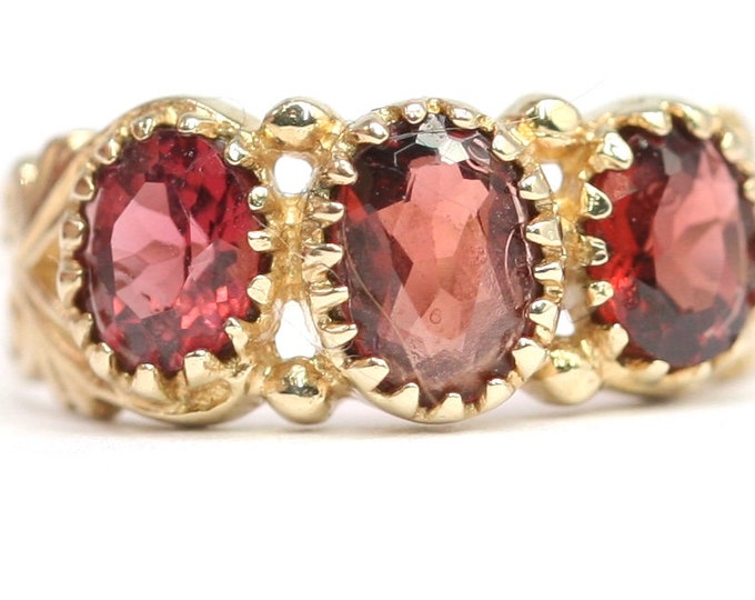 Superb small sized vintage 9ct gold Garnet trilogy ring - fully hallmarked - size H or US 3 3/4 - EMP34