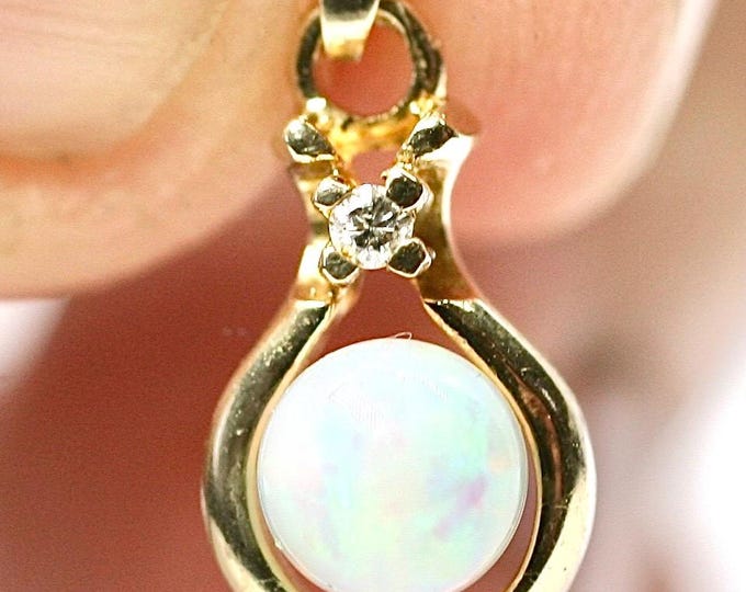 Vintage 9ct gold Opal & Diamond pendant - fully hallmarked
