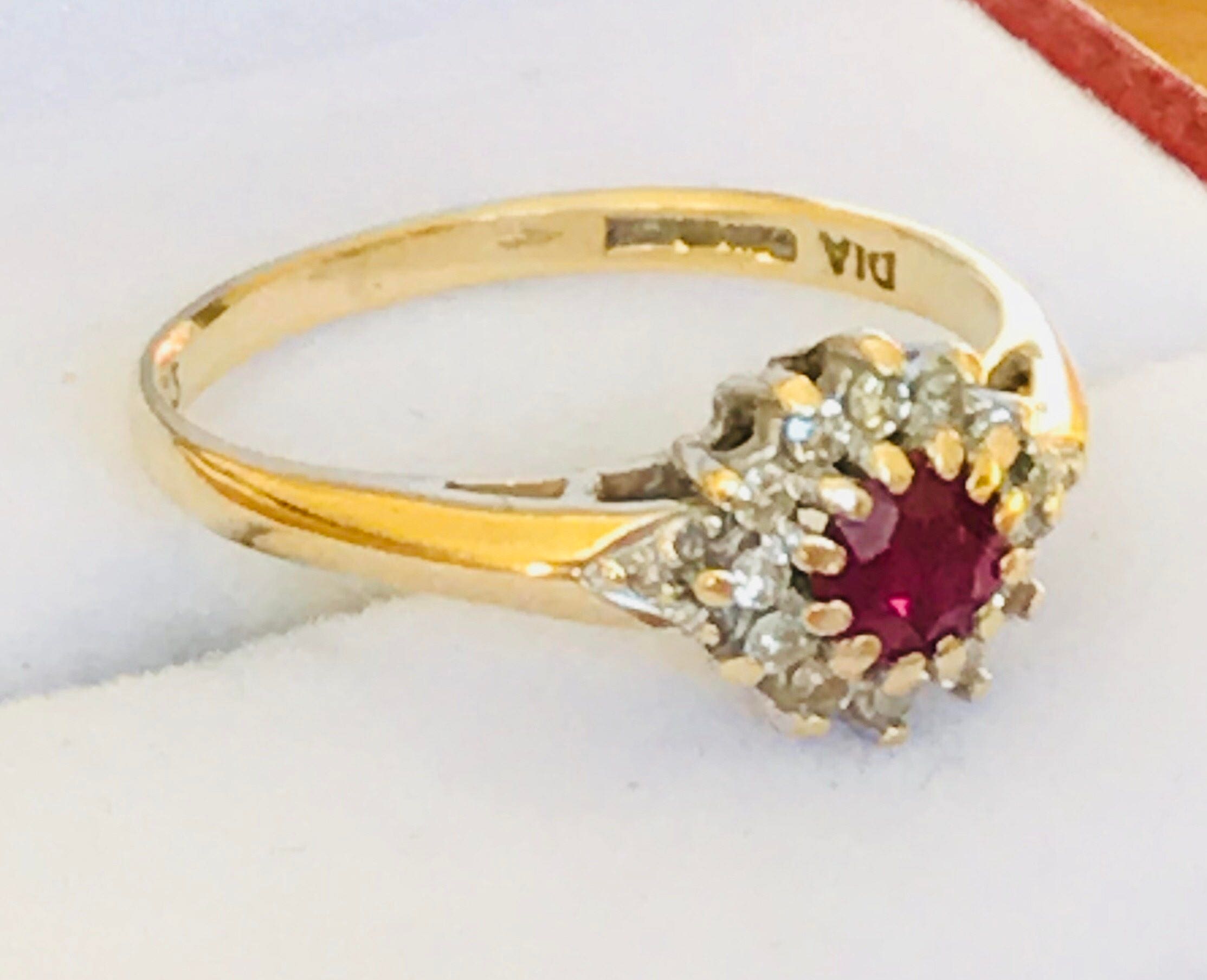 Stunning vintage 9ct gold Ruby & Diamond cluster ring fully hallmarked