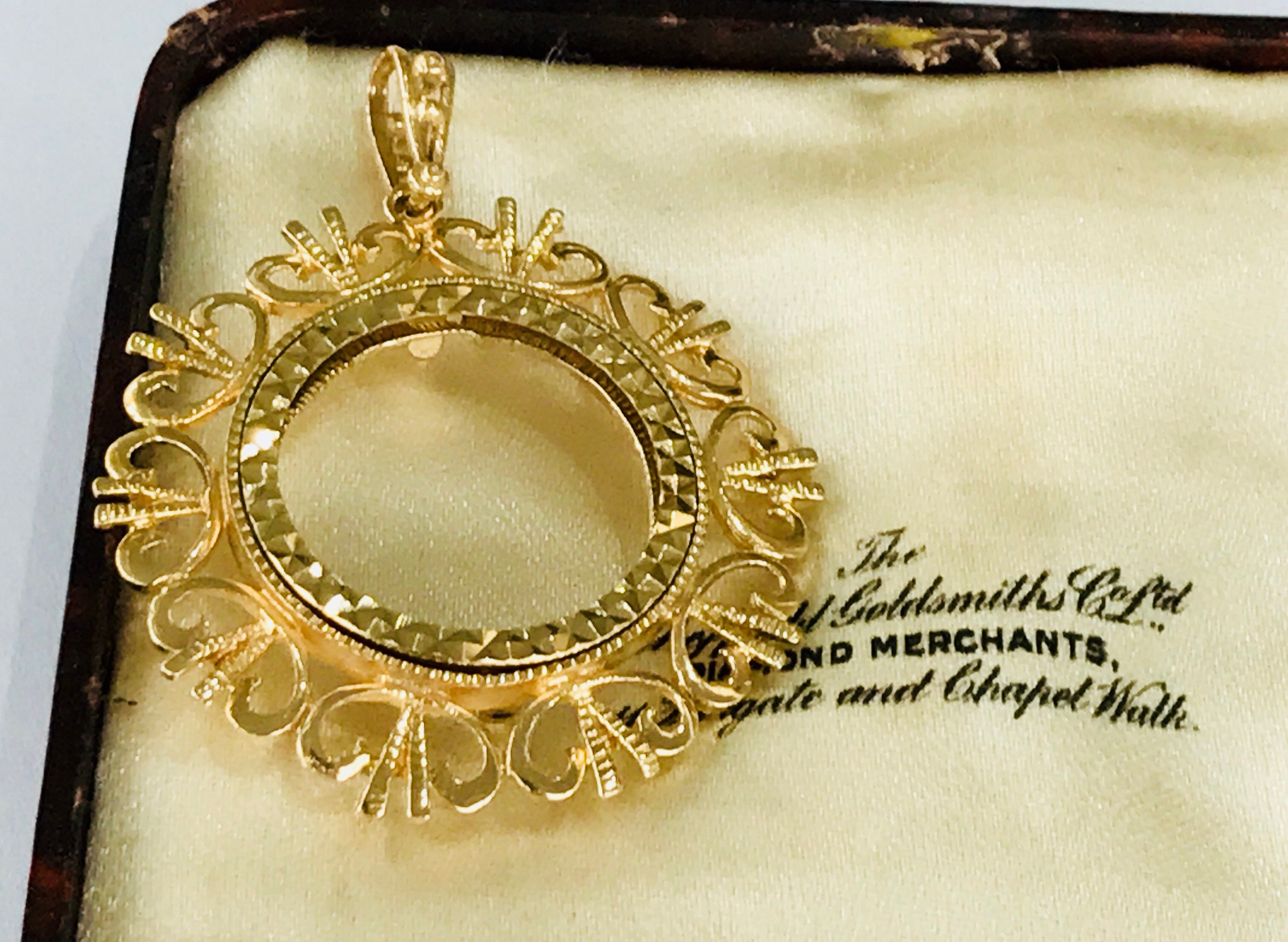 Stunning ornate vintage 9ct yellow gold Sovereign mount pendant ...