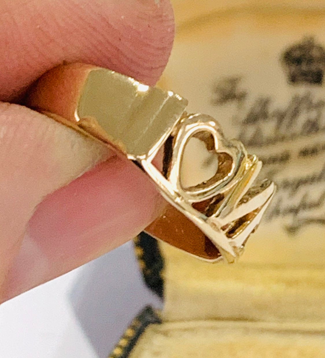 Vintage 9ct yellow gold LOVE ring - hallmarked for Birmingham 1971