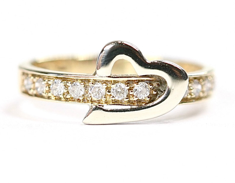 size J or US 4.5 fully hallmarked Sparkling vintage 9ct yellow gold Cubic Zirconia ring with heart detail