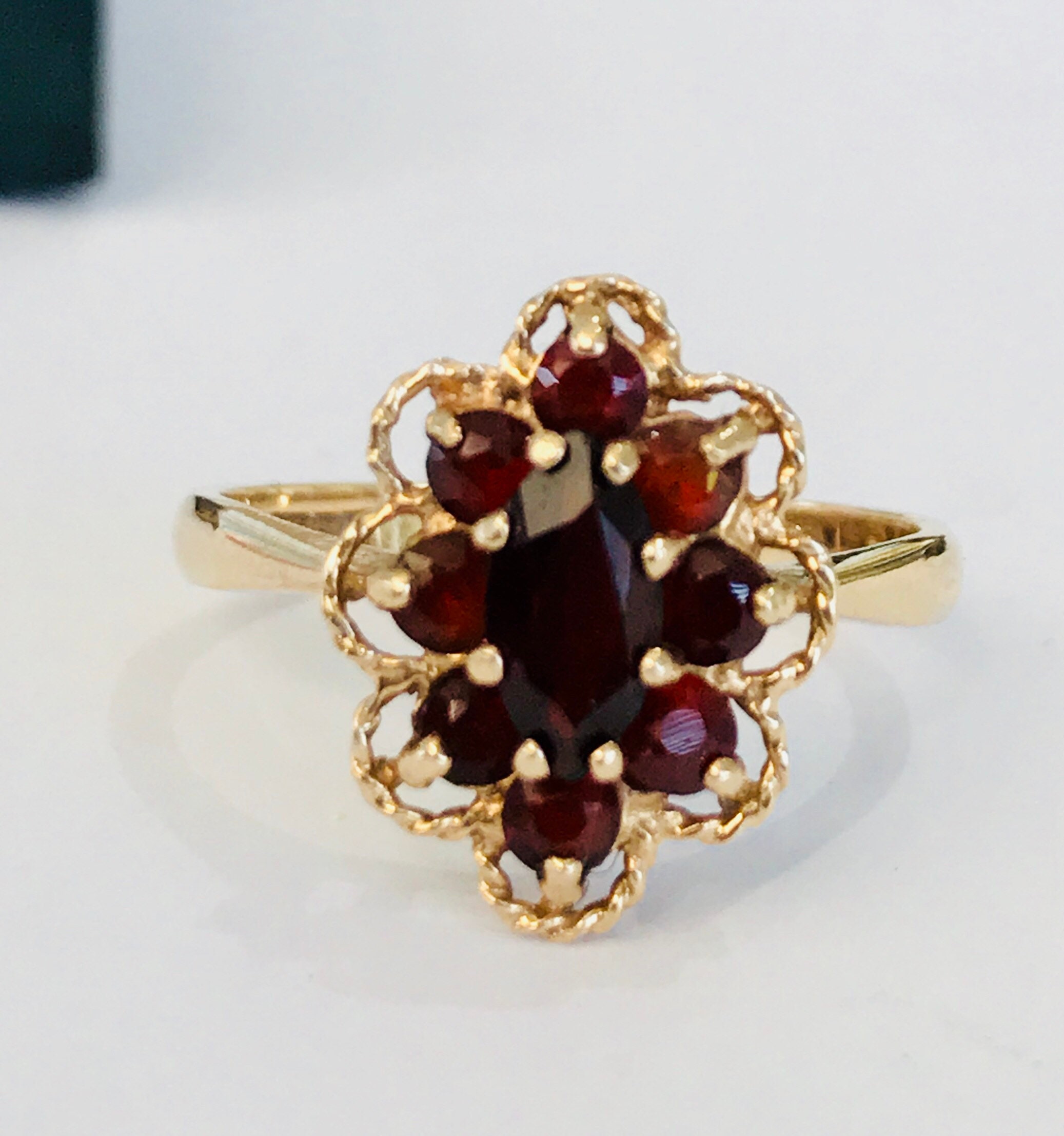 Stunning vintage 9ct yellow gold cluster ring hallmarked