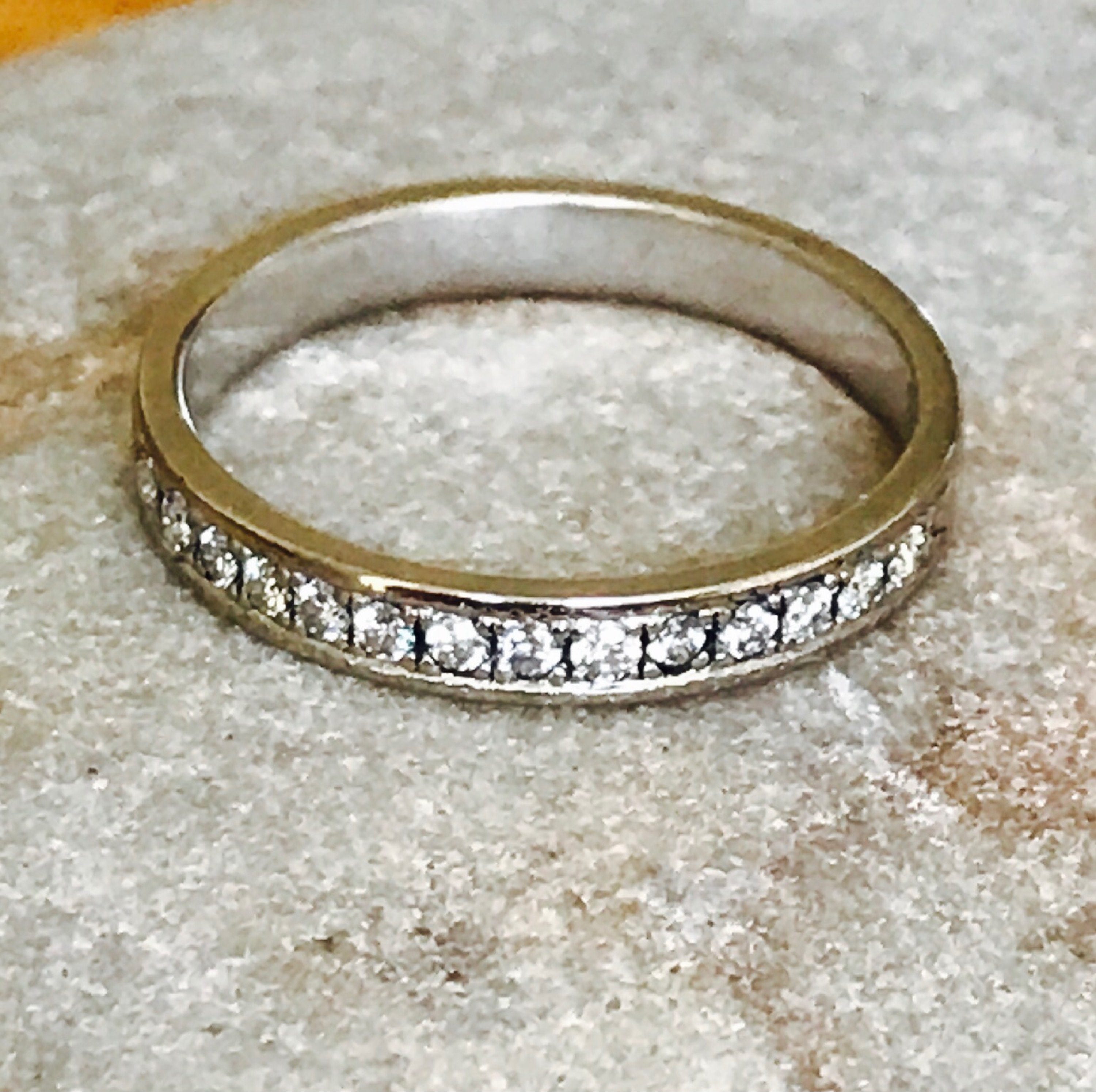 Beautiful dainty 18ct white gold Diamond wedding / engagement