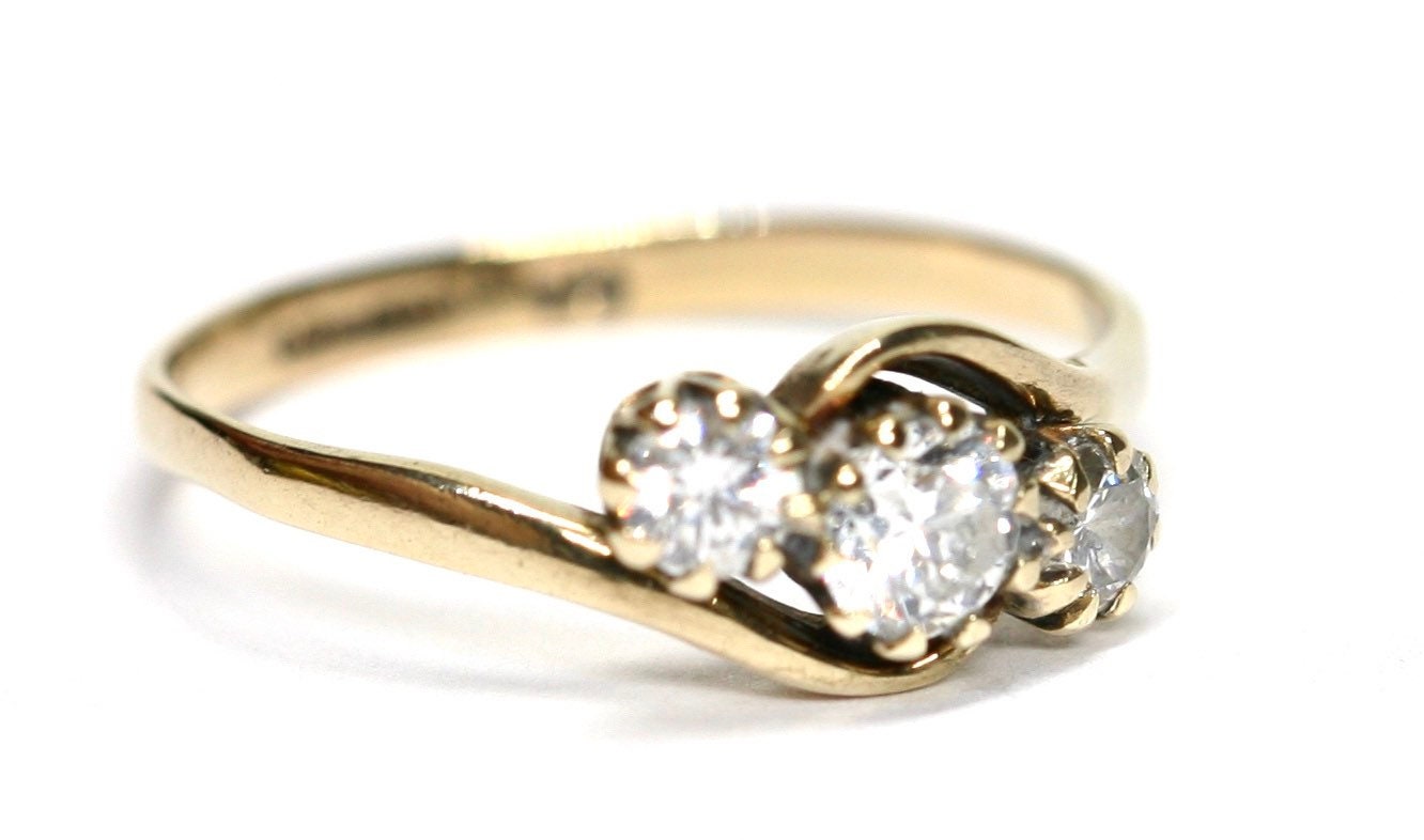 size J or US 4.5 fully hallmarked Sparkling vintage 9ct yellow gold Cubic Zirconia ring with heart detail