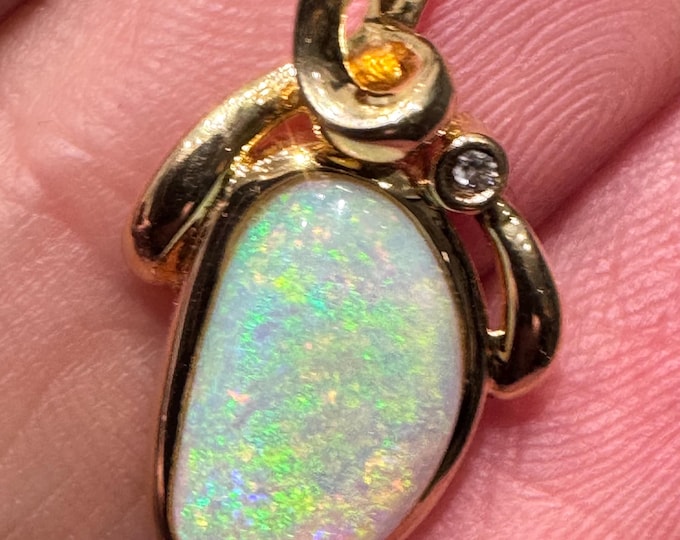 Superb 18ct gold Opal & Diamond pendant - fully hallmarked