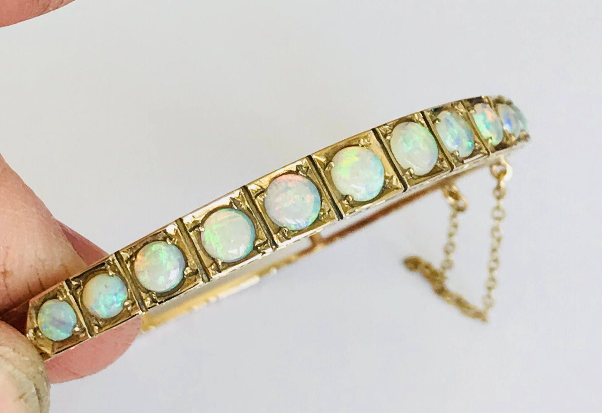 Absolutely fabulous vintage 9ct gold Opal bangle in excellent condition