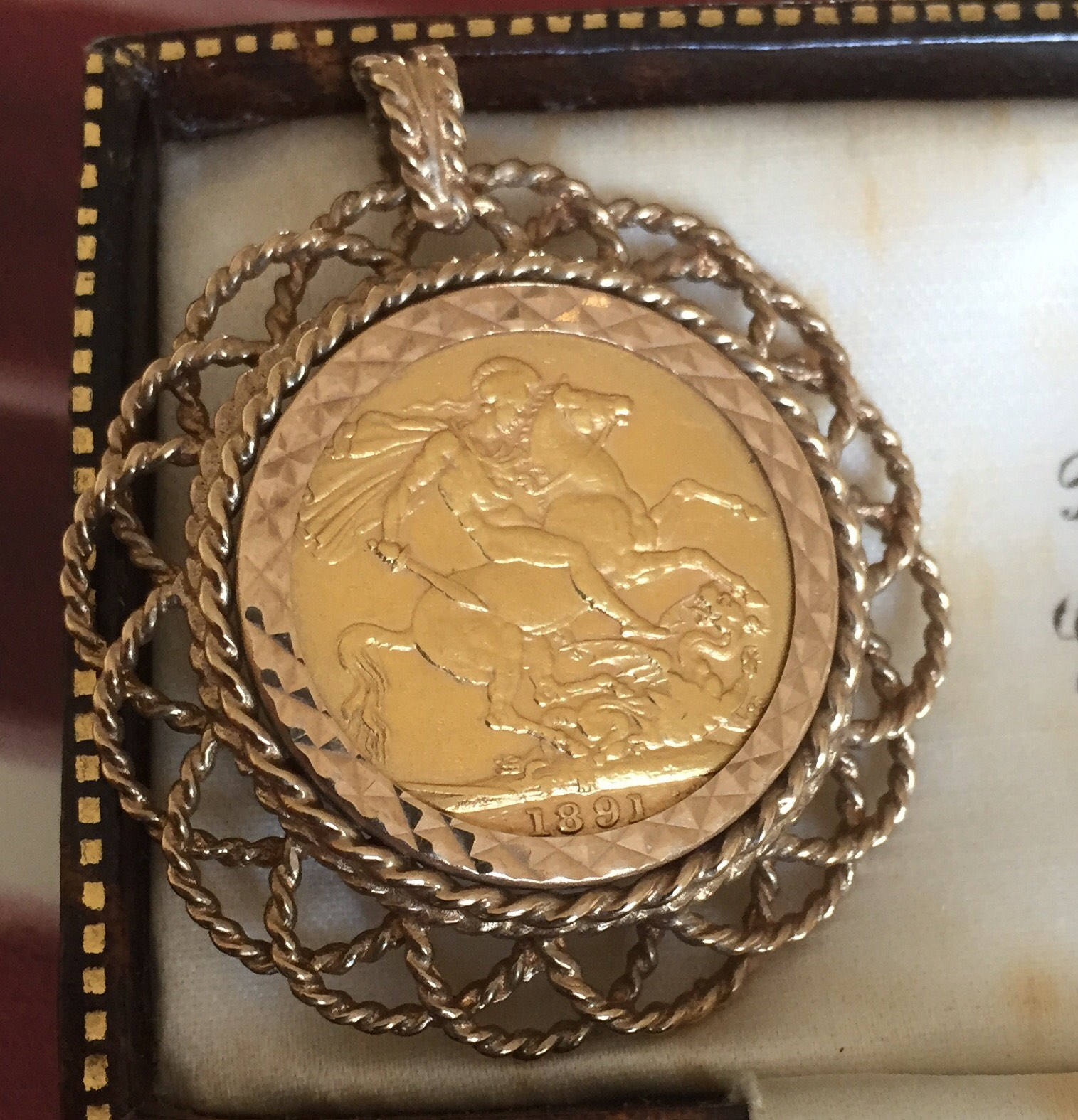 9ct Yellow Gold Pendant with Full Sovereign