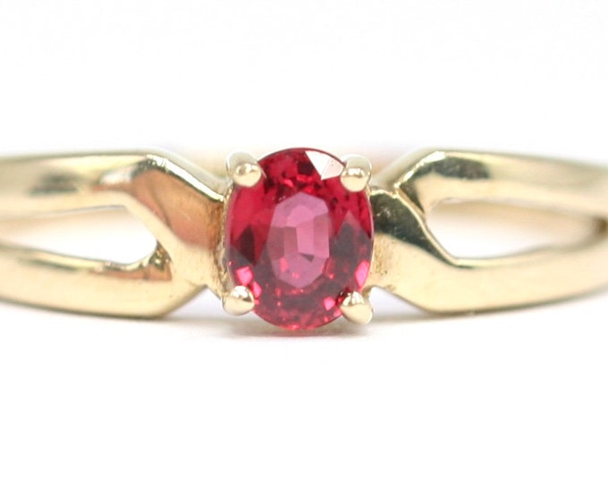 Vintage 9ct yellow gold Garnet ring - size P or US 7 1/2