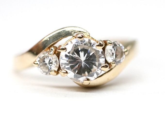 Vintage 9ct gold Cubic Zirconia crossover ring - fully hallmarked - size M or US 6