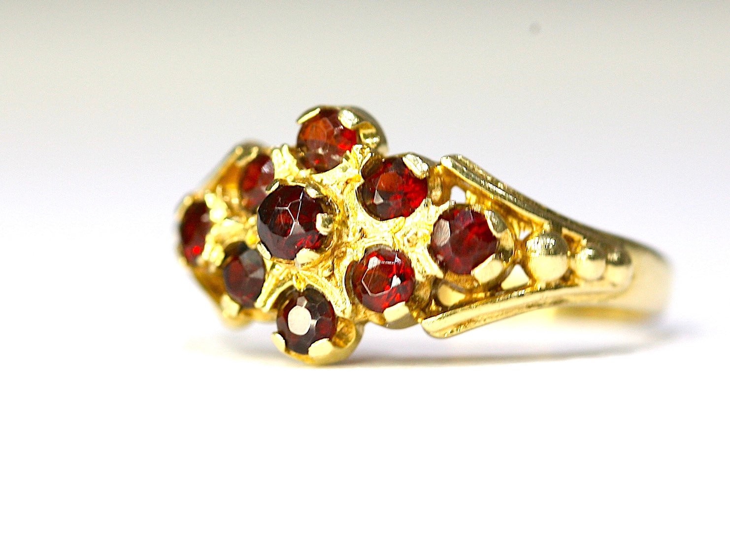 Stunning vintage 18ct yellow gold Garnet cluster ring - fully ...