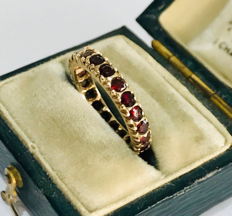 Stunning vintage 9ct yellow gold Garnet eternity ring - small fitting ...