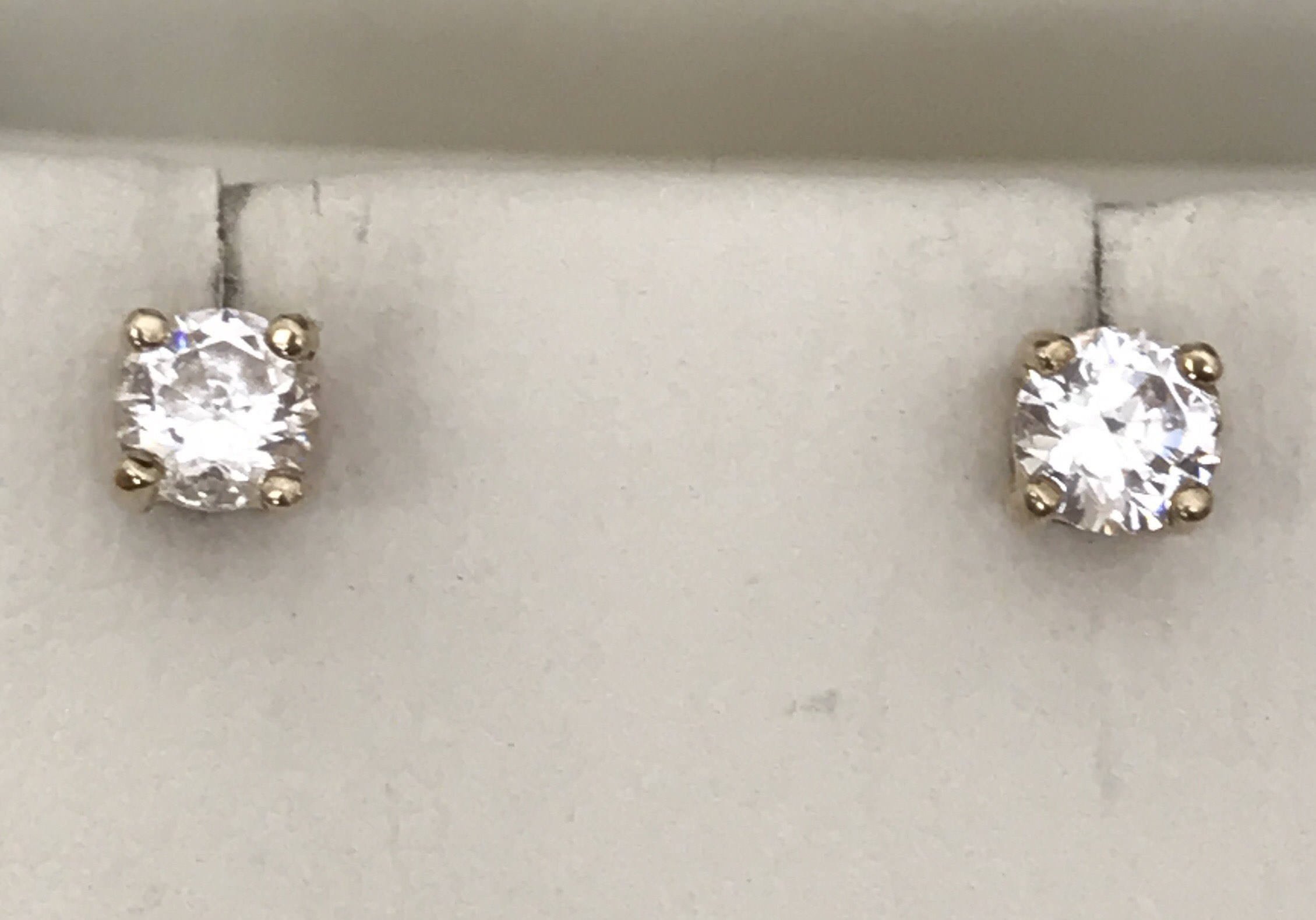 Super sparkling 9ct gold cubic zirconia ear studs