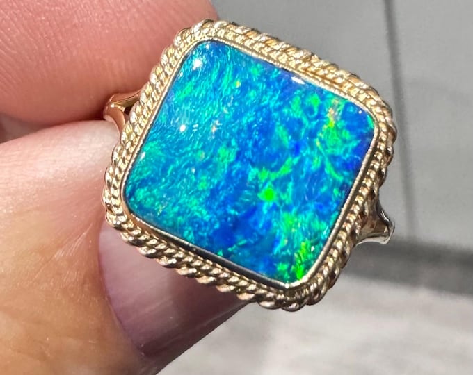 Vintage 9ct gold Opal (doublet) ring  - fully hallmarked - size V or US size 10 1/2