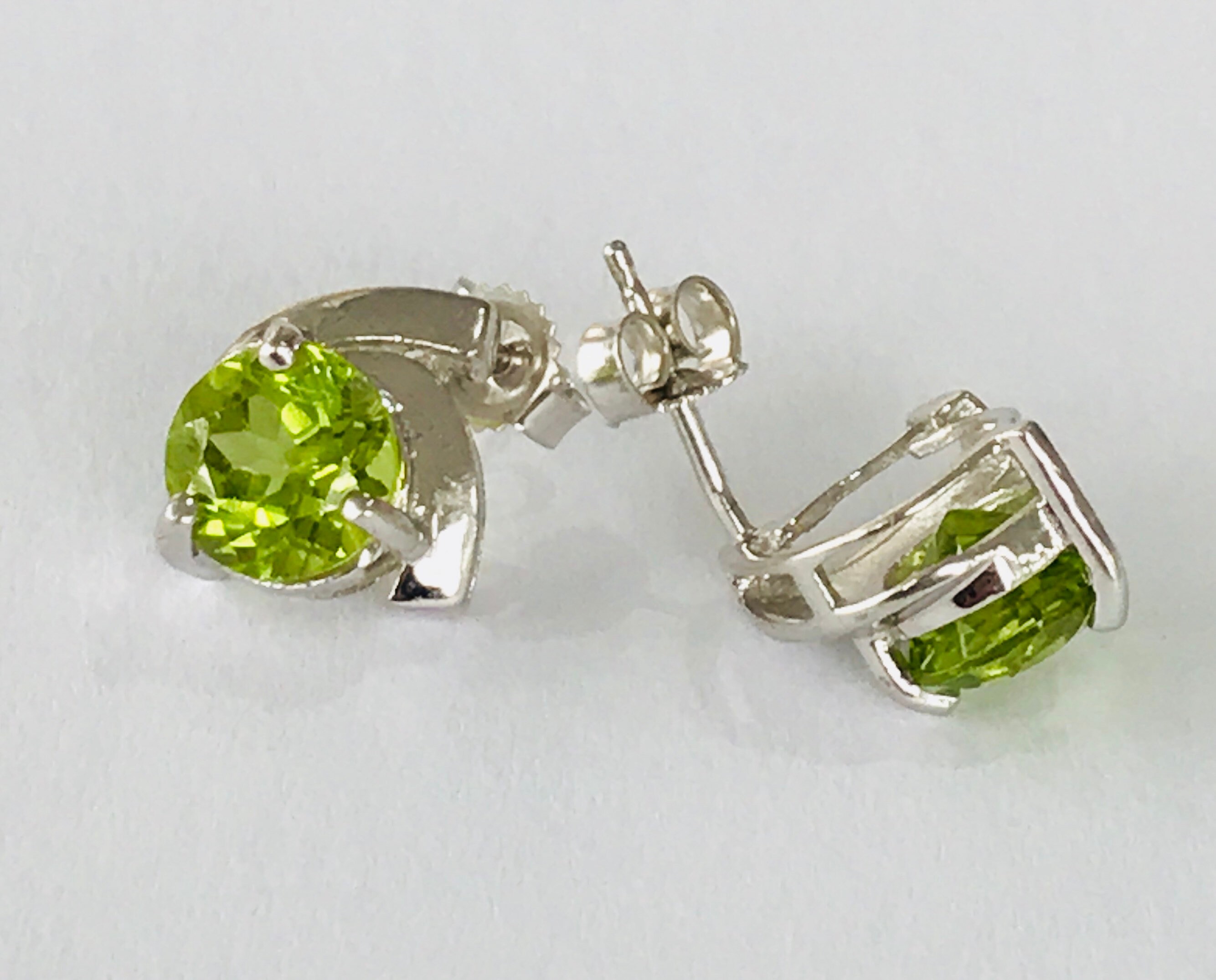 Stunning vintage 9ct white gold Peridot stud earrings - fully ...