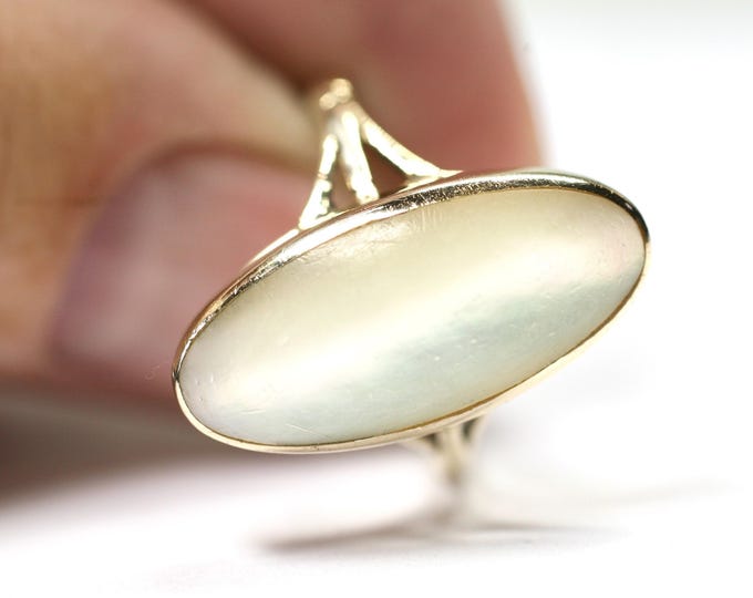 9ct gold Mother of Pearl ring - fully hallmarked - size P or US 7 1/2