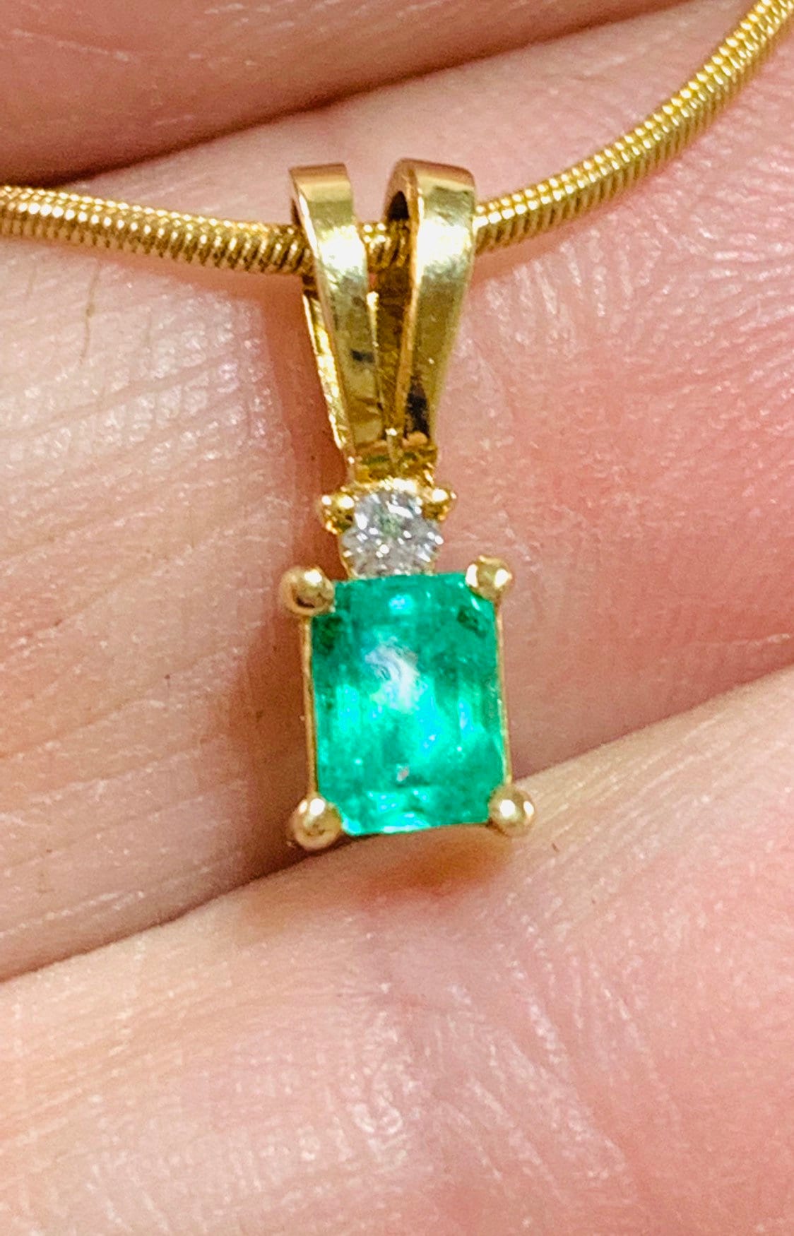Stunning vintage 18ct gold Emerald & Diamond pendant on a 20 inch 14ct