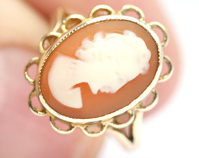 Vintage 9ct yellow gold Cameo ring - hallmarked Birmingham 1966 - size K or US 5 - EMP2