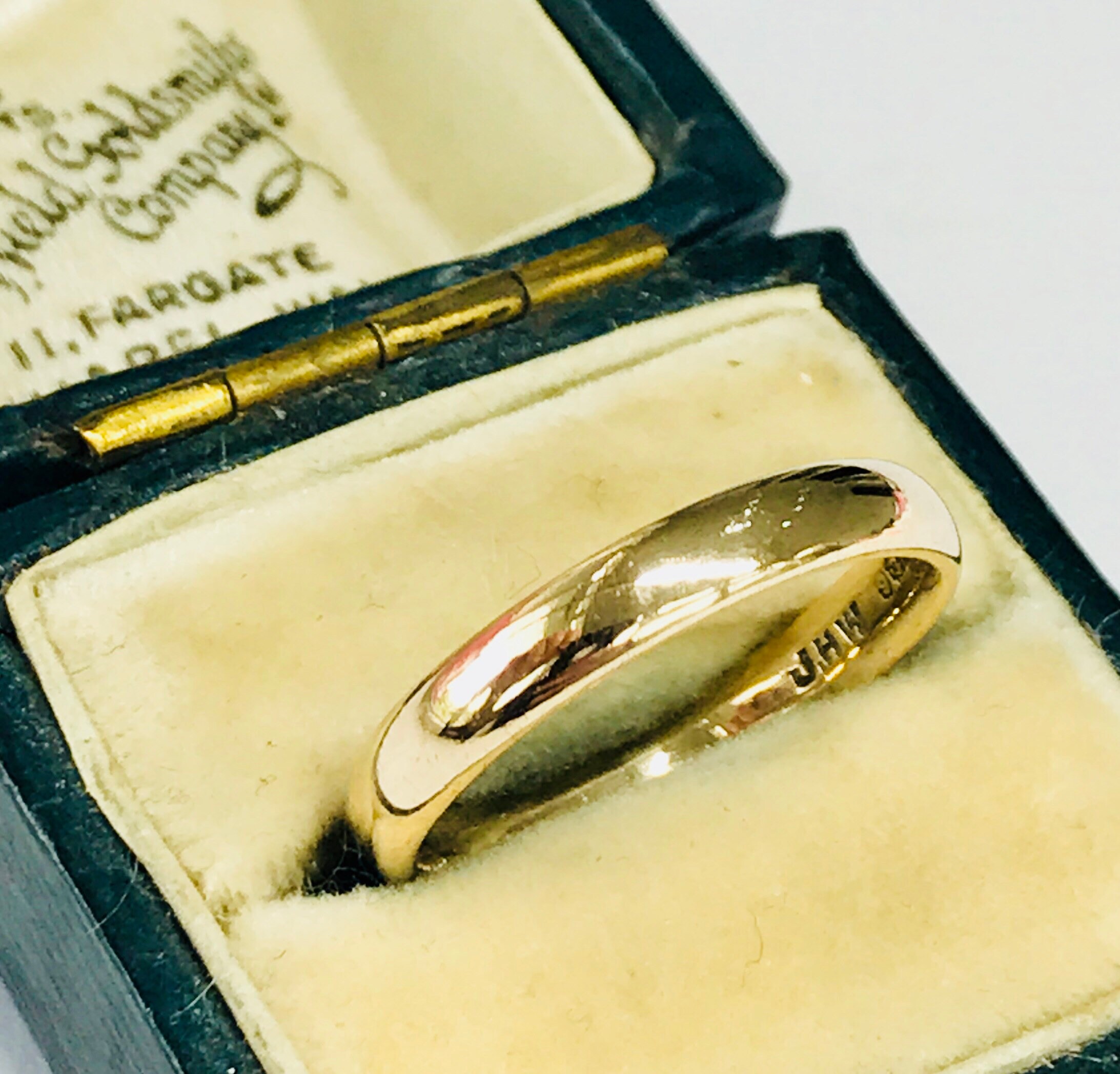 9ct White Gold Comfort Fit Court Wedding Ring - Hallmarked, All Sizes & Widths