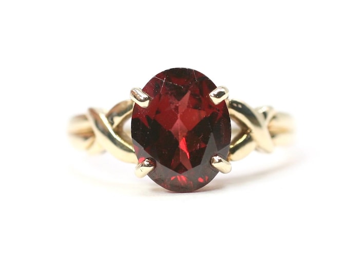 Stunning vintage 9ct gold Garnet ring - fully hallmarked - size Q or US 8