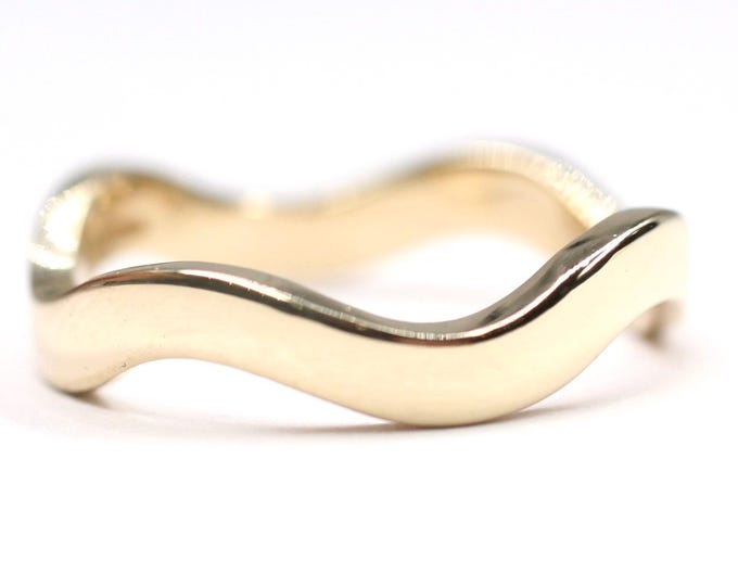 Vintage 9ct gold wavy ring - Uri Geller - fully hallmarked - size Q or US 8