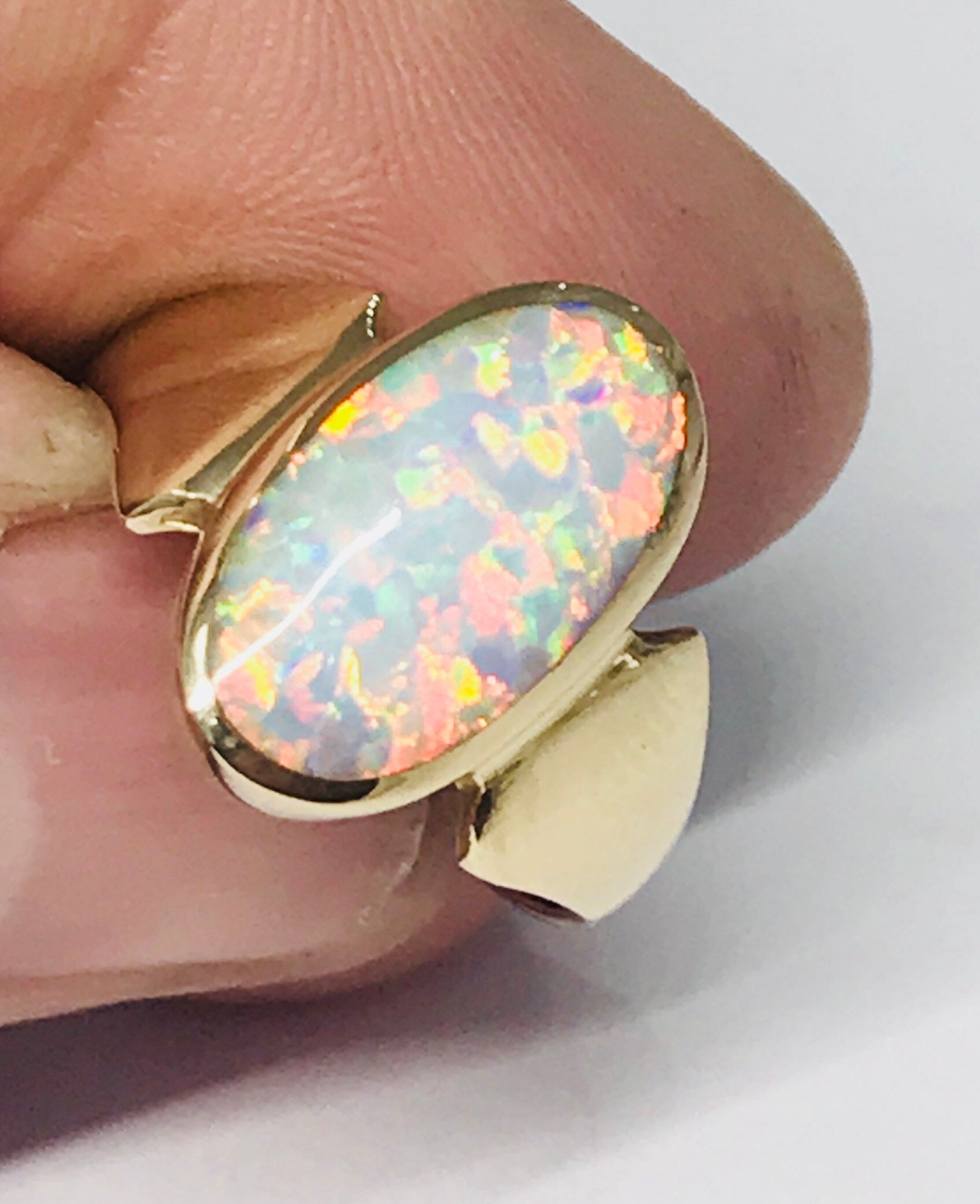 Beautifully coloured vintage 9ct yellow gold Opal ring fully