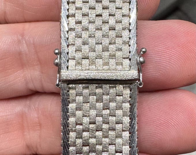 Stunning 7 1/2 inch Sterling Silver bracelet - fully hallmarked